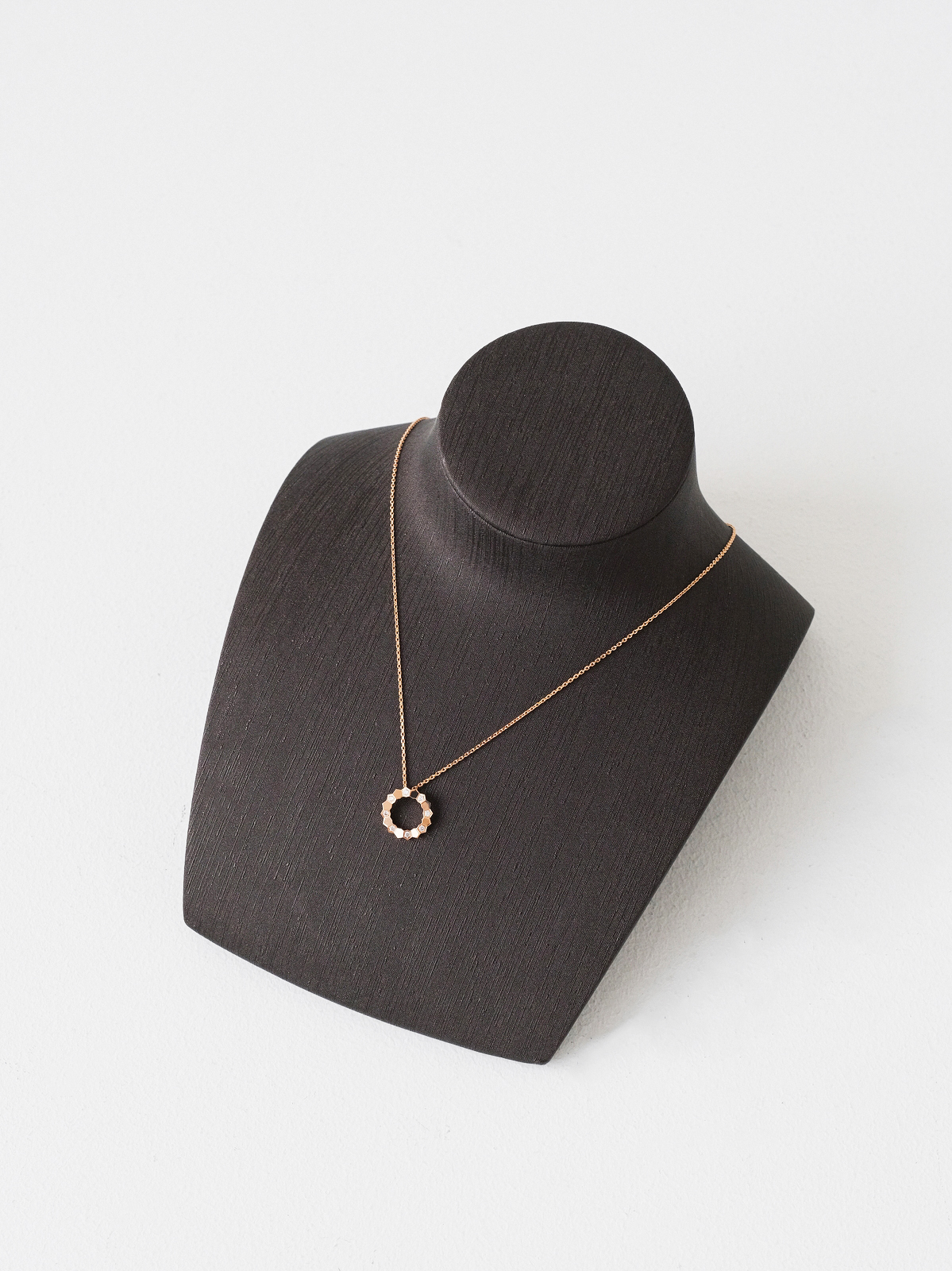 Ring pendant necklace