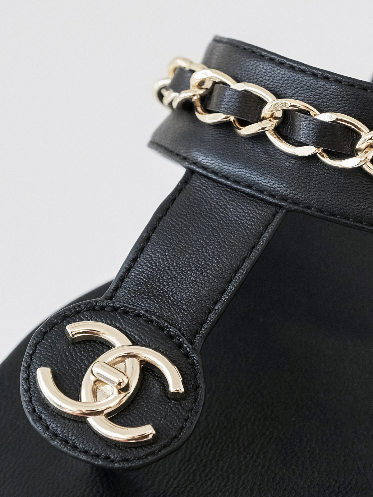 Chanel  Black gold chain flip-flops