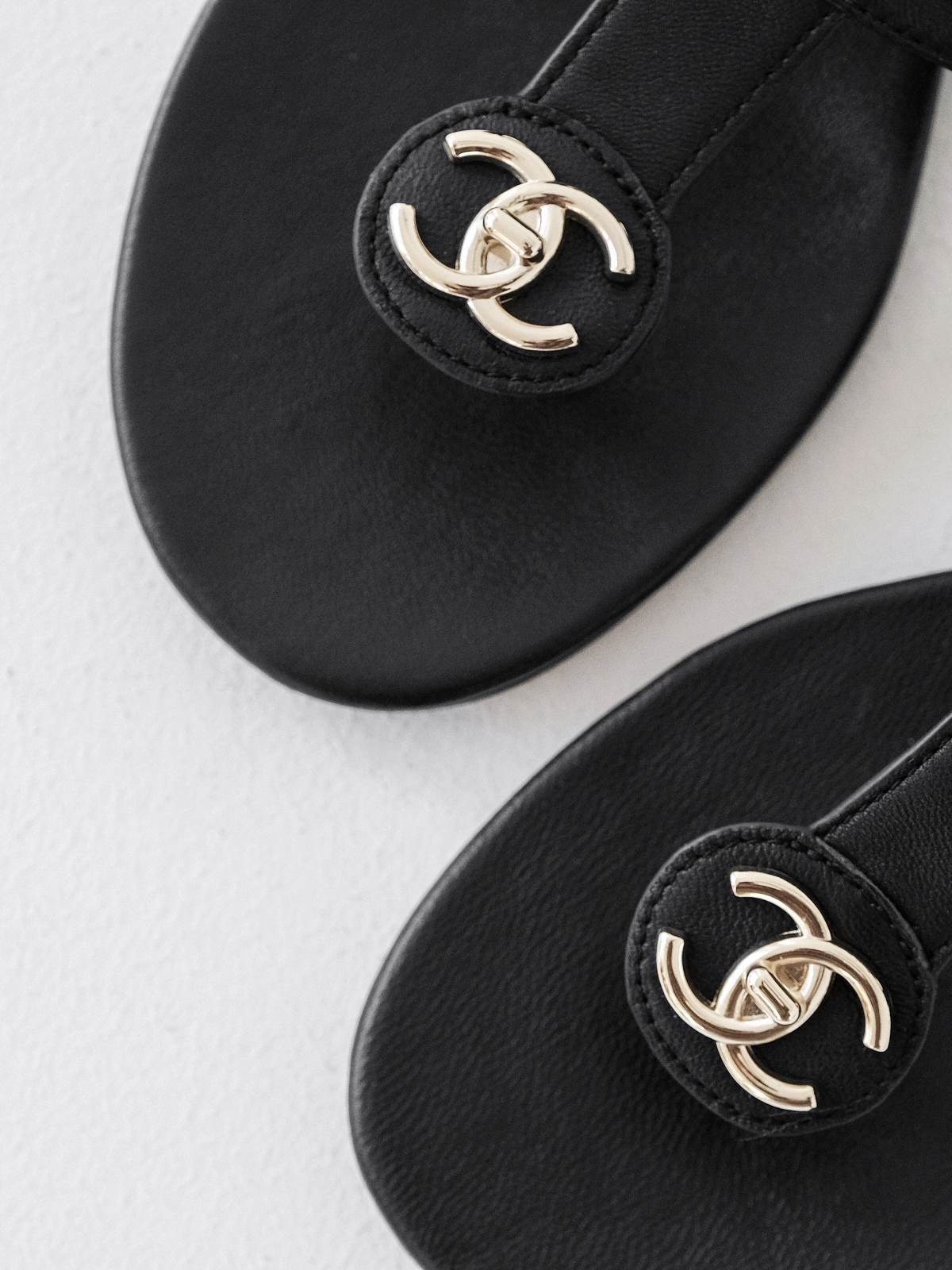 Chanel  Black gold chain flip-flops