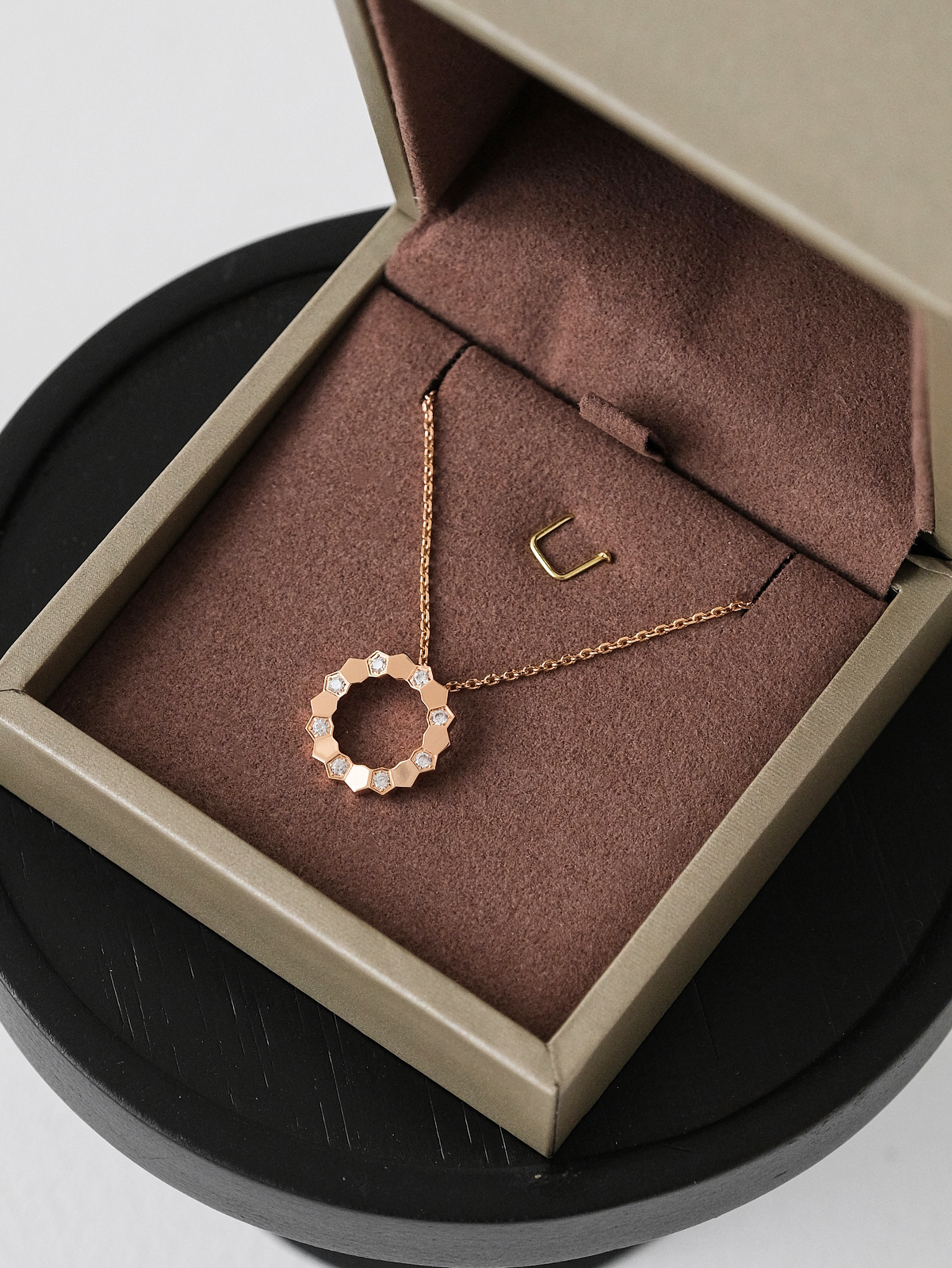 Ring pendant necklace