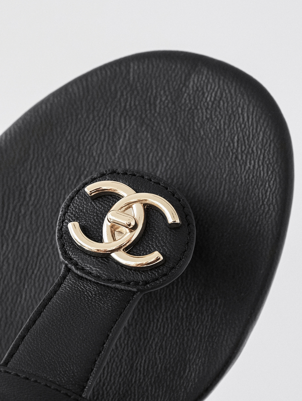 Chanel  Black gold chain flip-flops