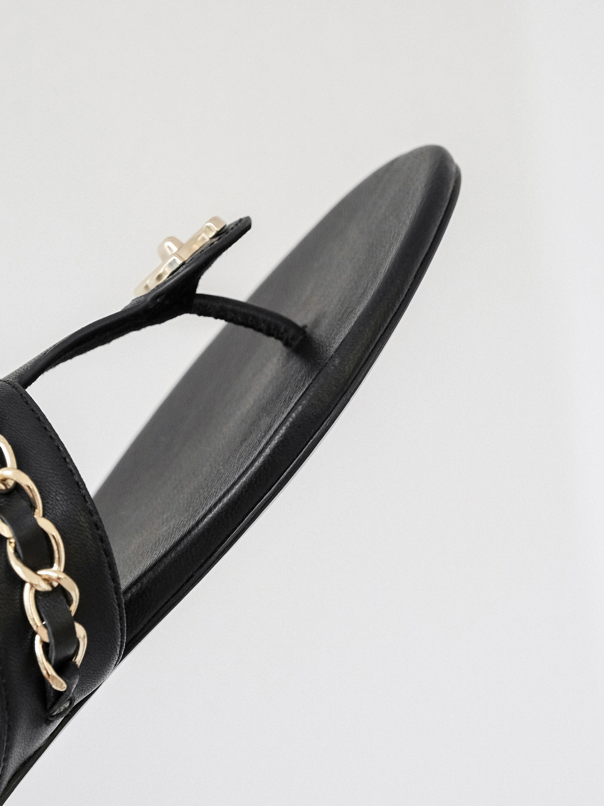 Chanel  Black gold chain flip-flops