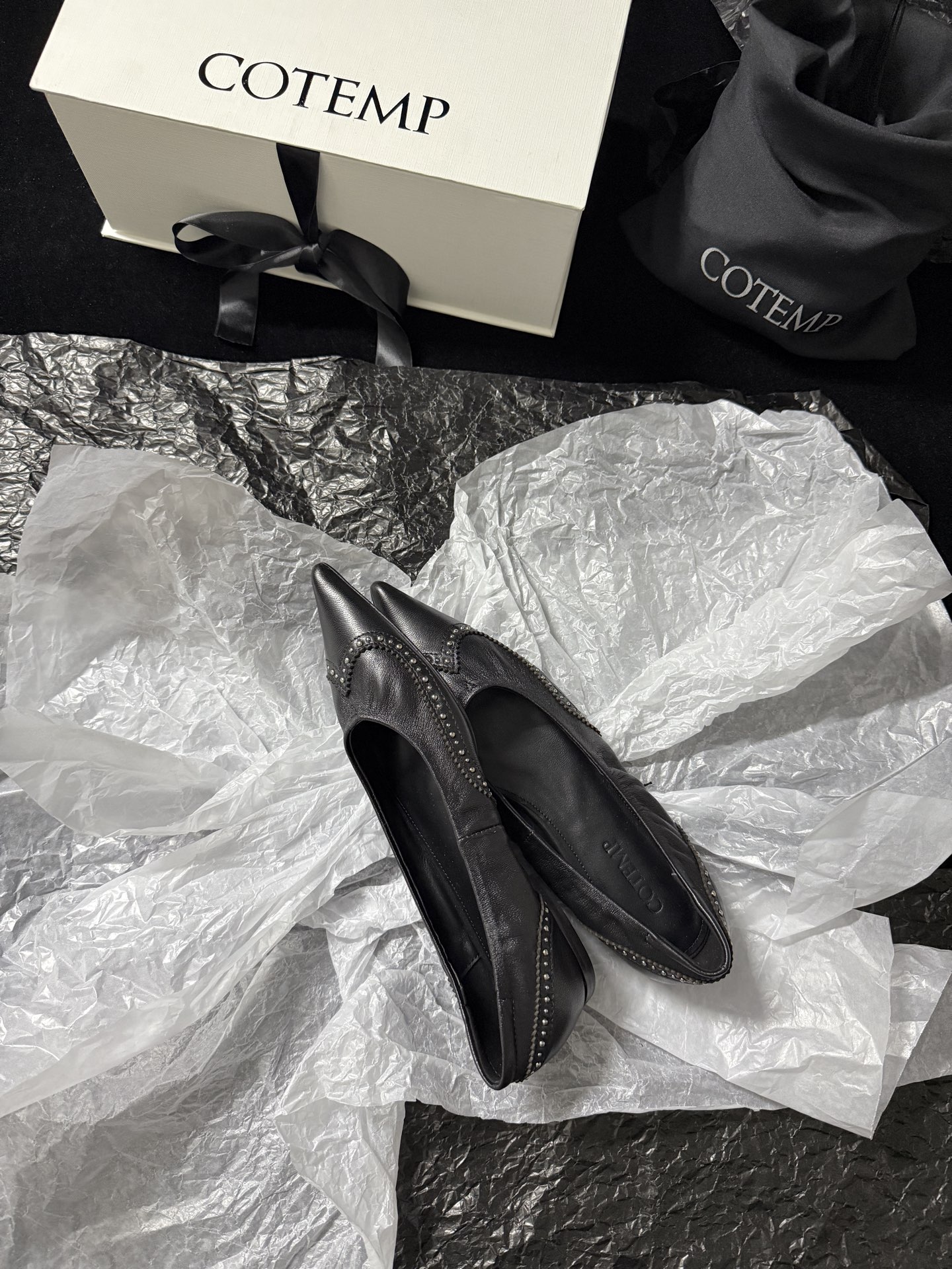 COTEMDistressed Leather Pointed-Toe Shoes*