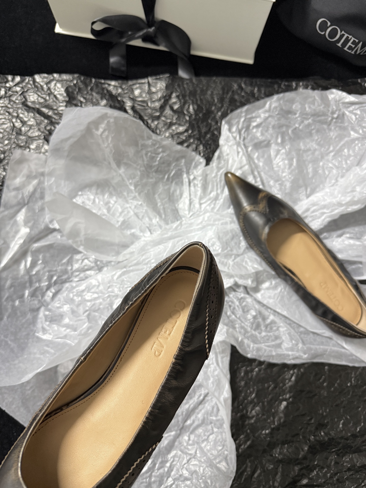 COTEMDistressed Leather Pointed-Toe Shoes*