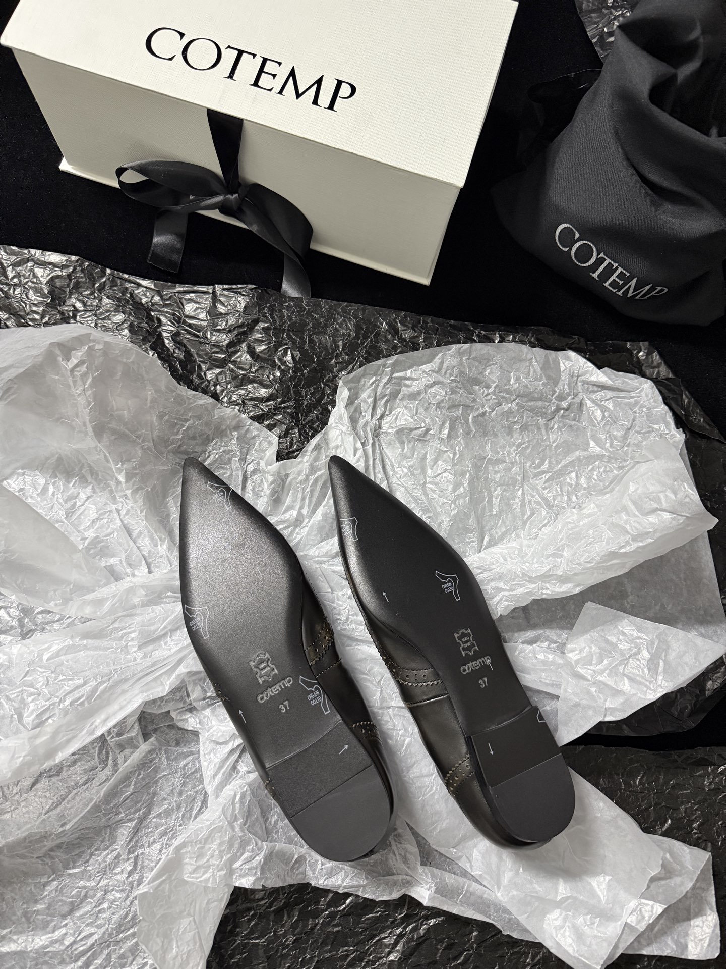 COTEMDistressed Leather Pointed-Toe Shoes*