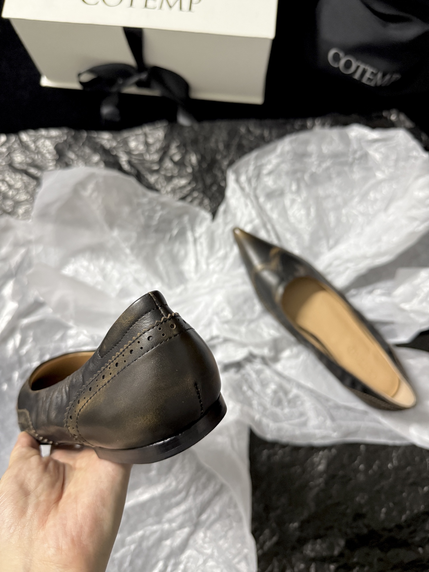 COTEMDistressed Leather Pointed-Toe Shoes*