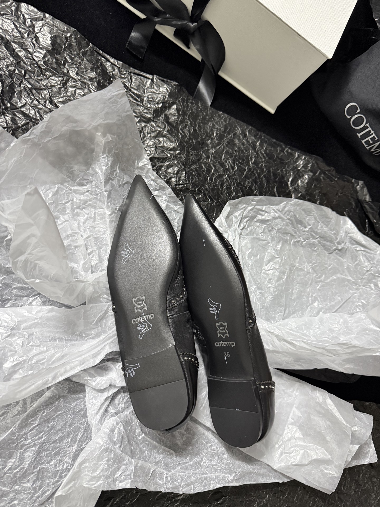 COTEMDistressed Leather Pointed-Toe Shoes*