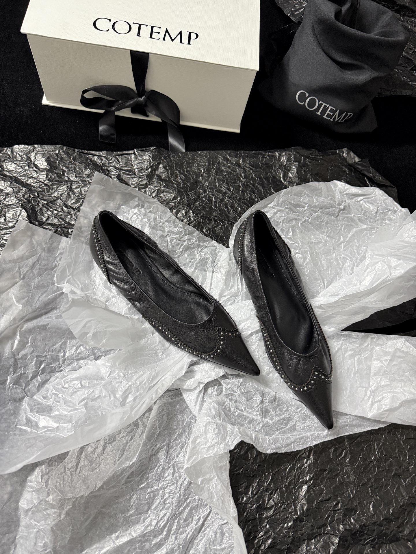 COTEMDistressed Leather Pointed-Toe Shoes*