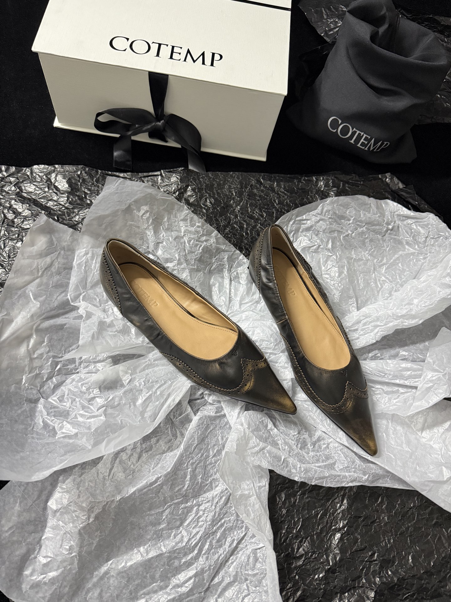 COTEMDistressed Leather Pointed-Toe Shoes*