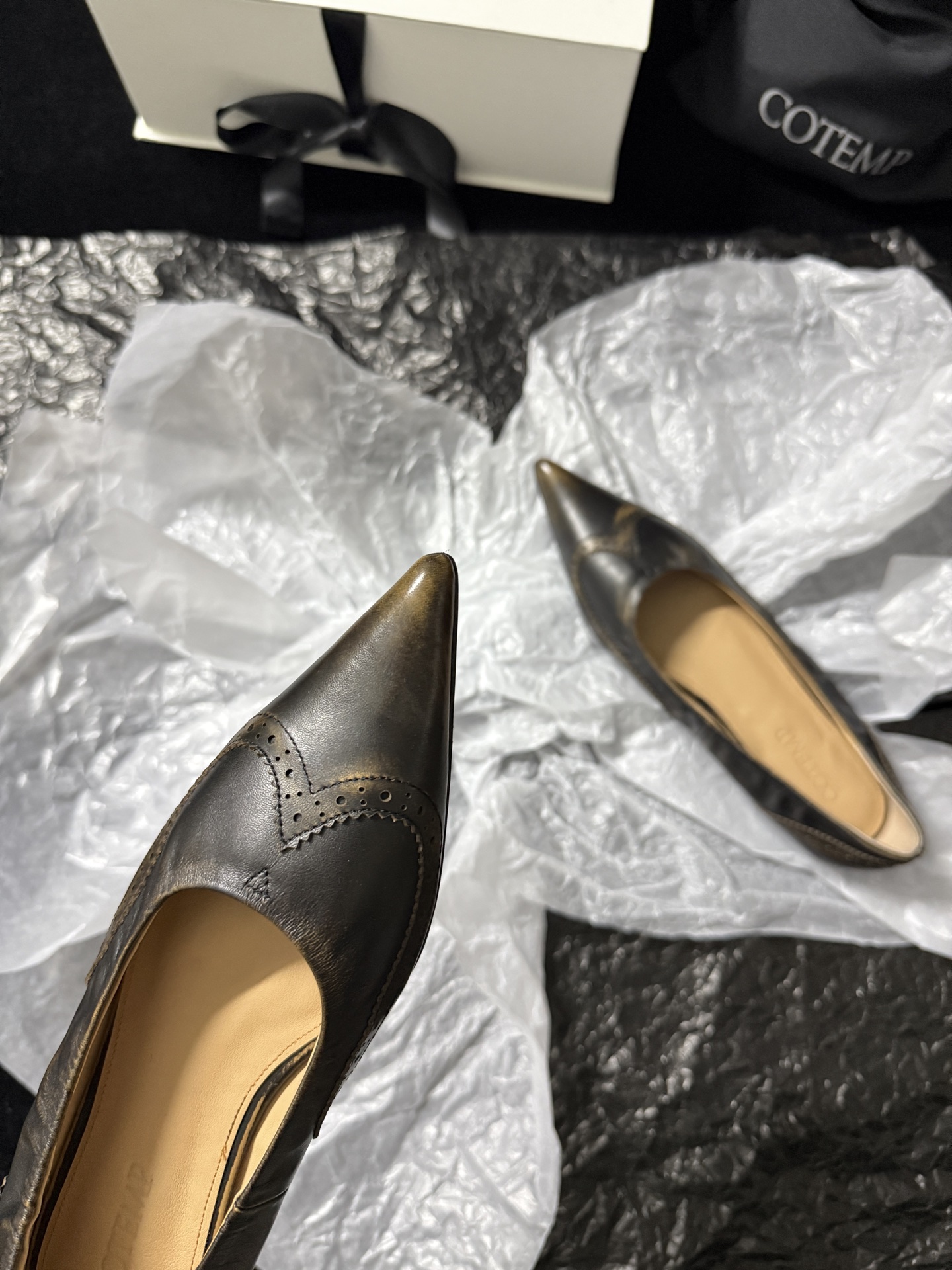 COTEMDistressed Leather Pointed-Toe Shoes*