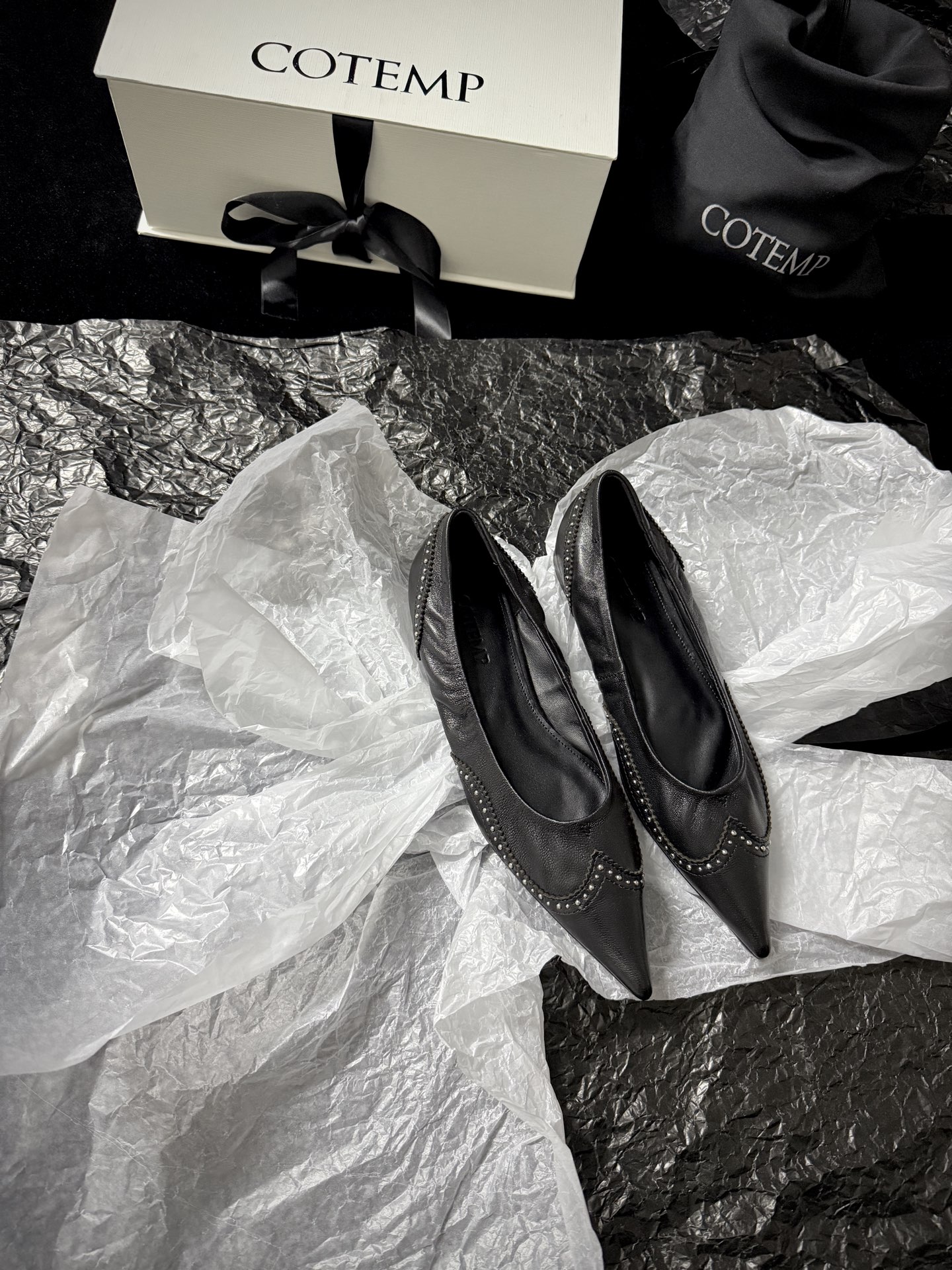 COTEMDistressed Leather Pointed-Toe Shoes*