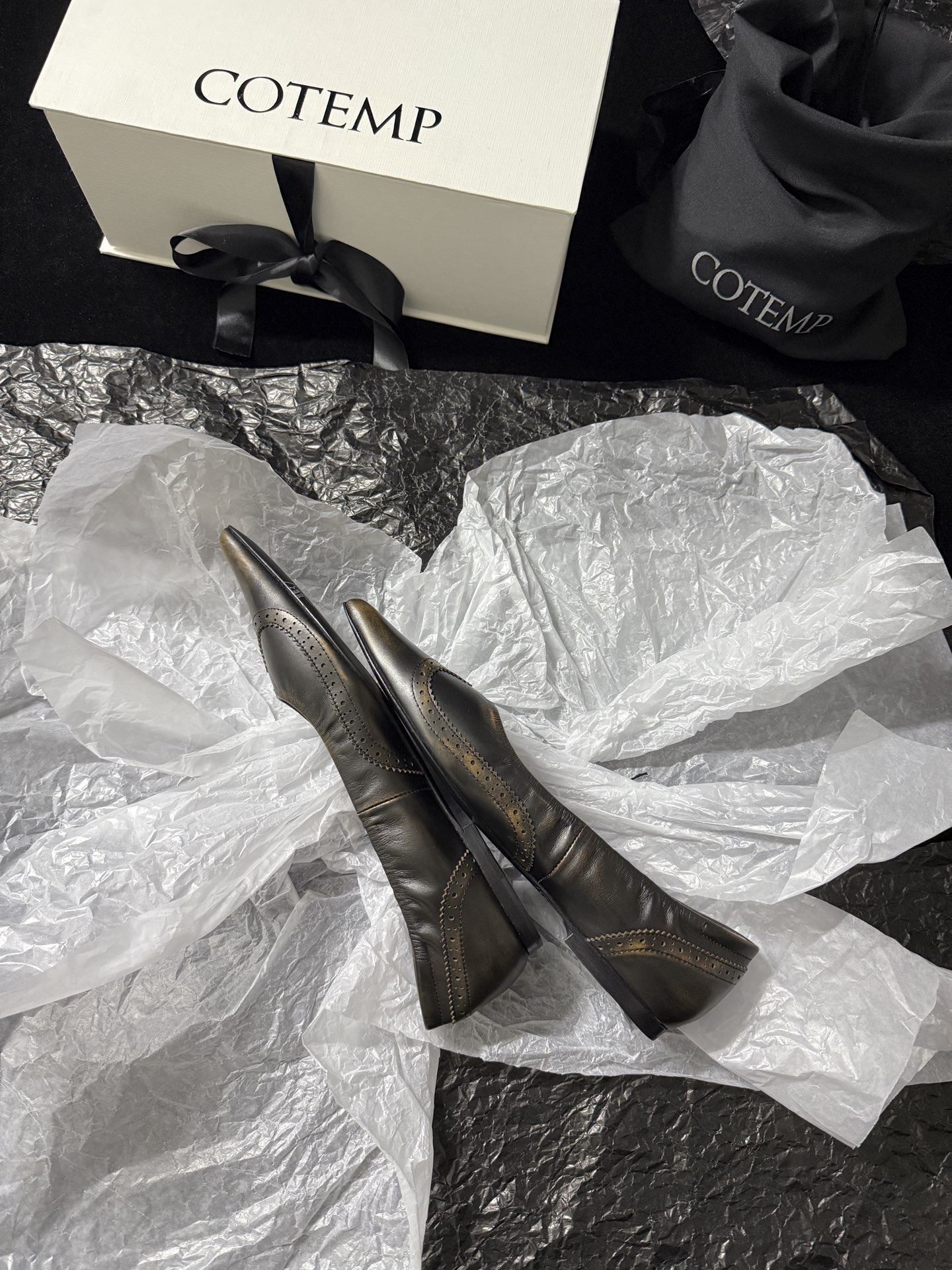 COTEMDistressed Leather Pointed-Toe Shoes*