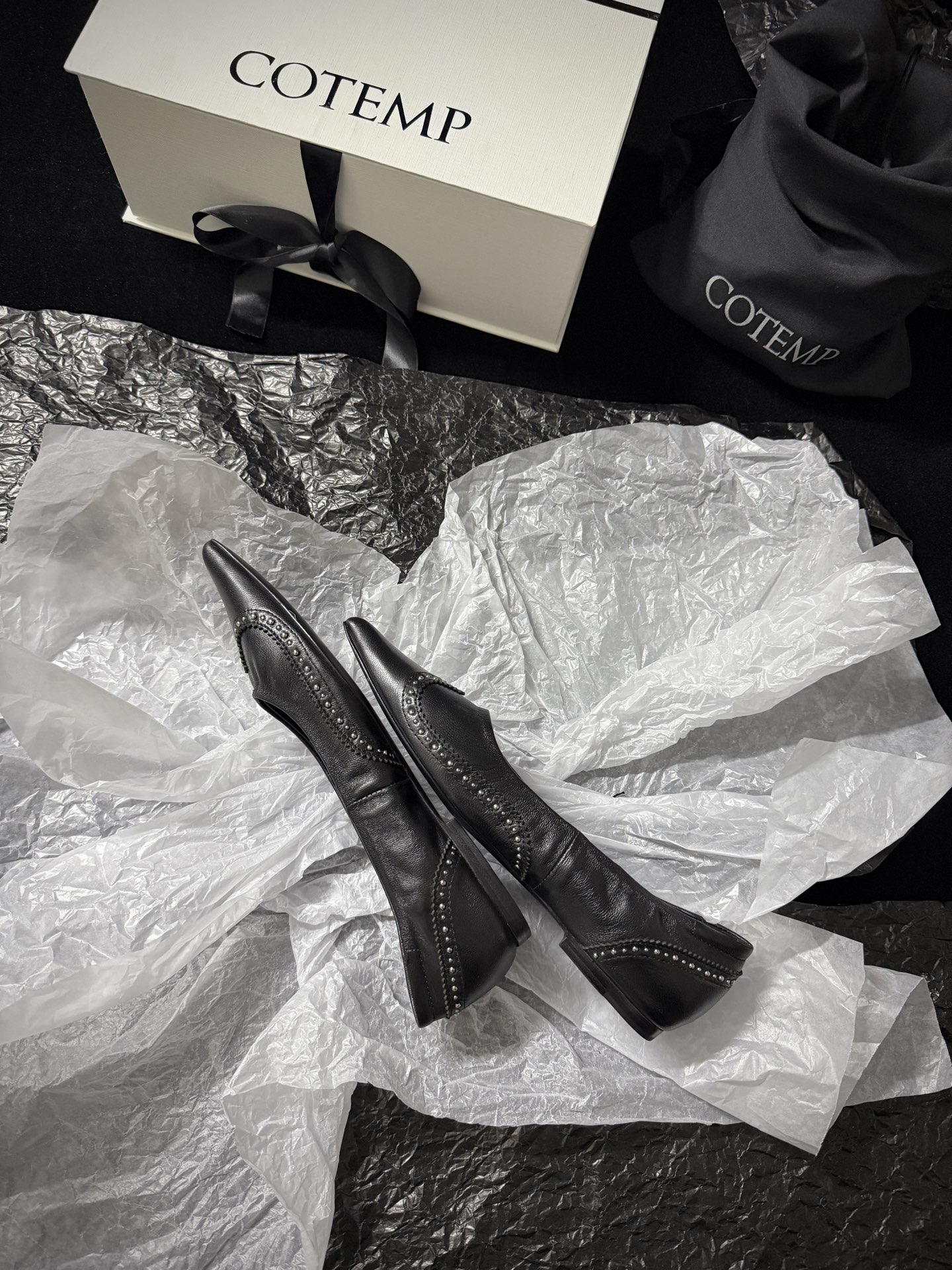 COTEMDistressed Leather Pointed-Toe Shoes*