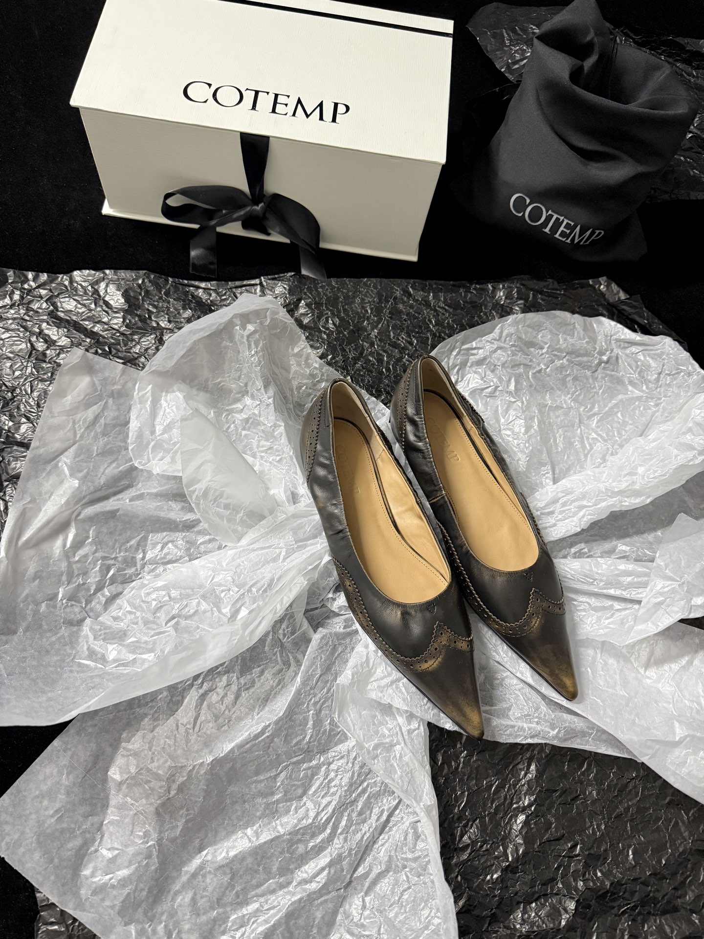 COTEMDistressed Leather Pointed-Toe Shoes*