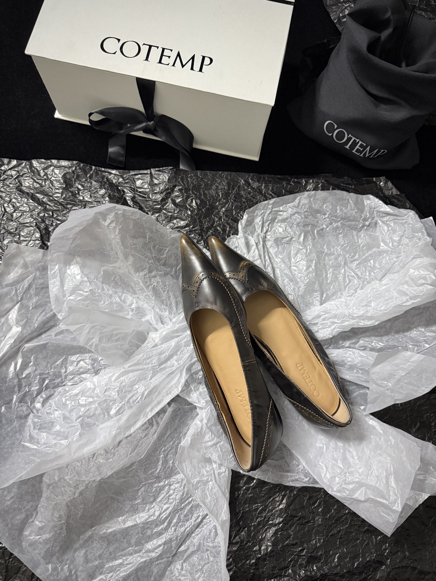 COTEMDistressed Leather Pointed-Toe Shoes*