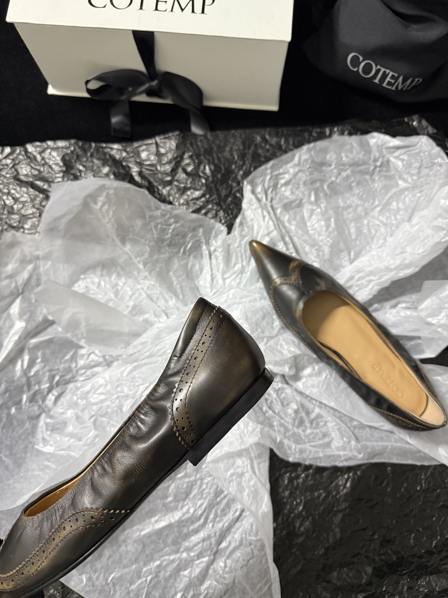 COTEMDistressed Leather Pointed-Toe Shoes*