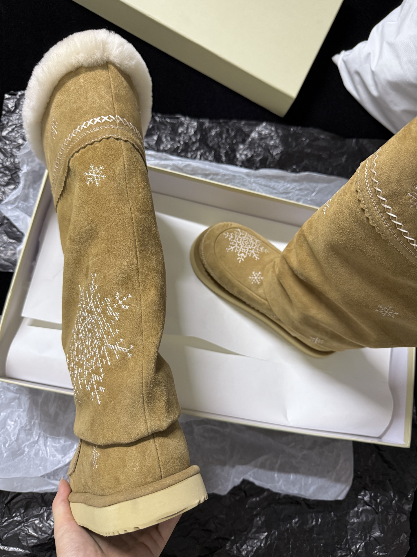UNFOLIO Snowflake Embroidered Snow Boots