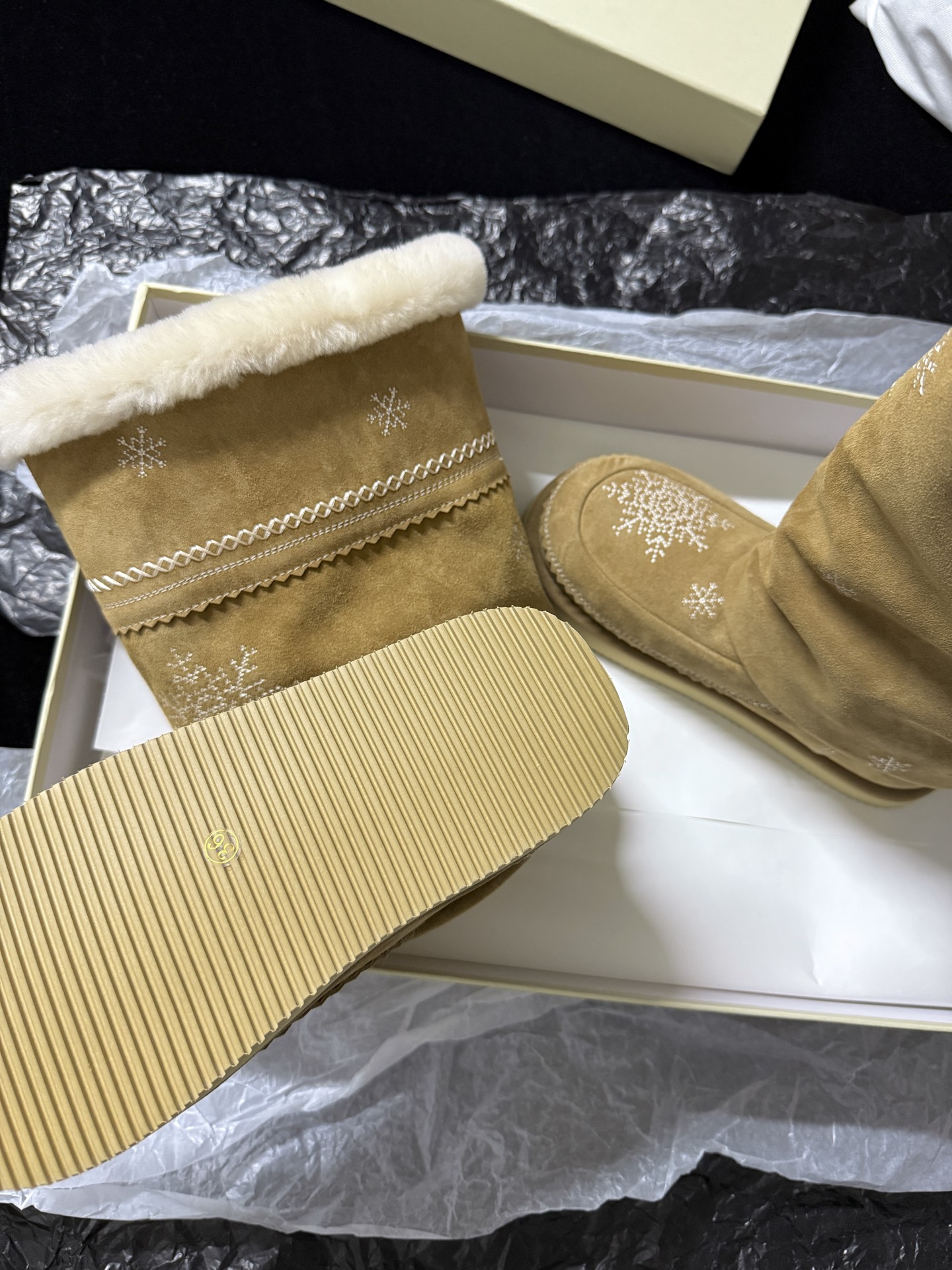 UNFOLIO Snowflake Embroidered Snow Boots