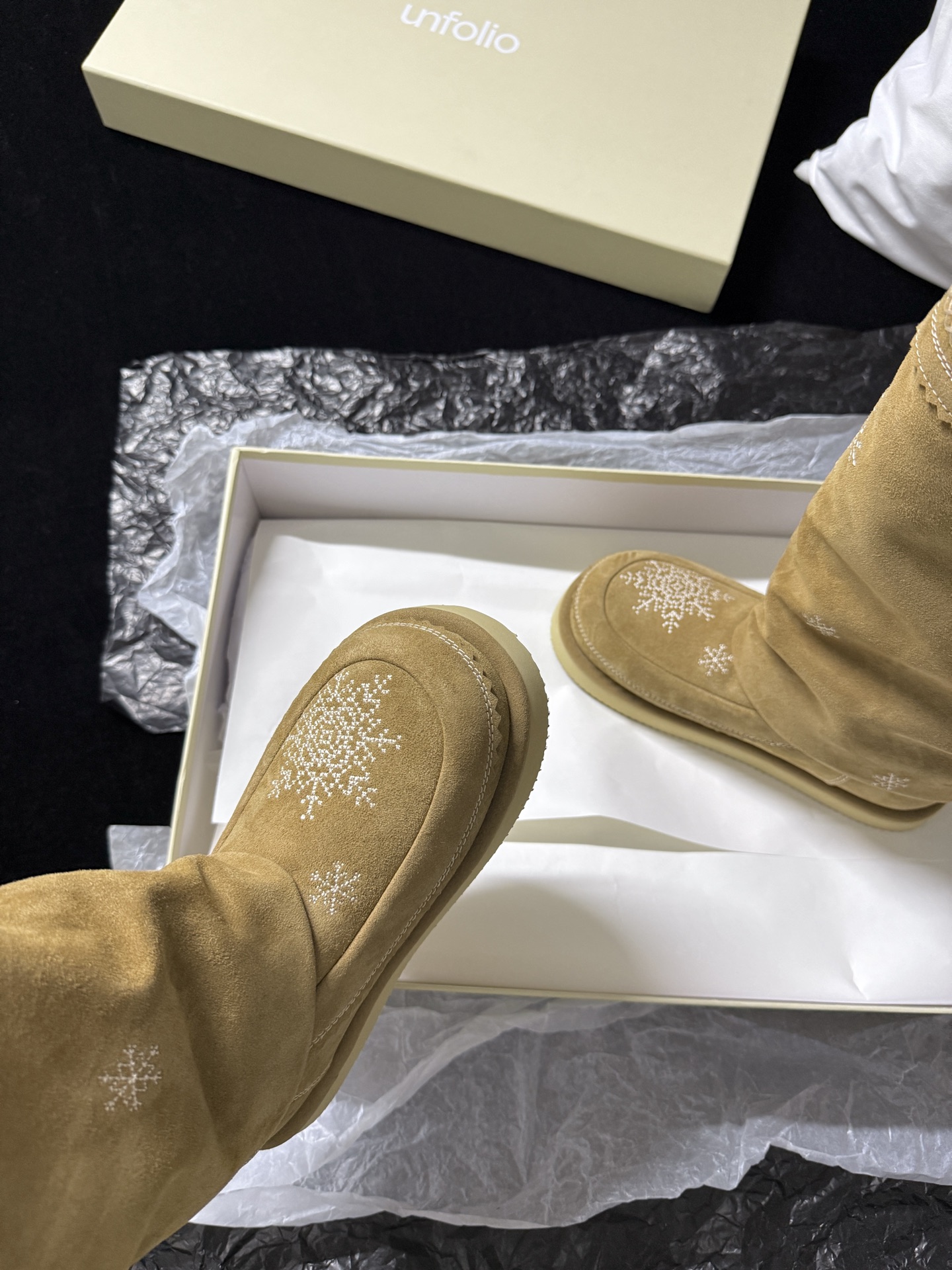 UNFOLIO Snowflake Embroidered Snow Boots