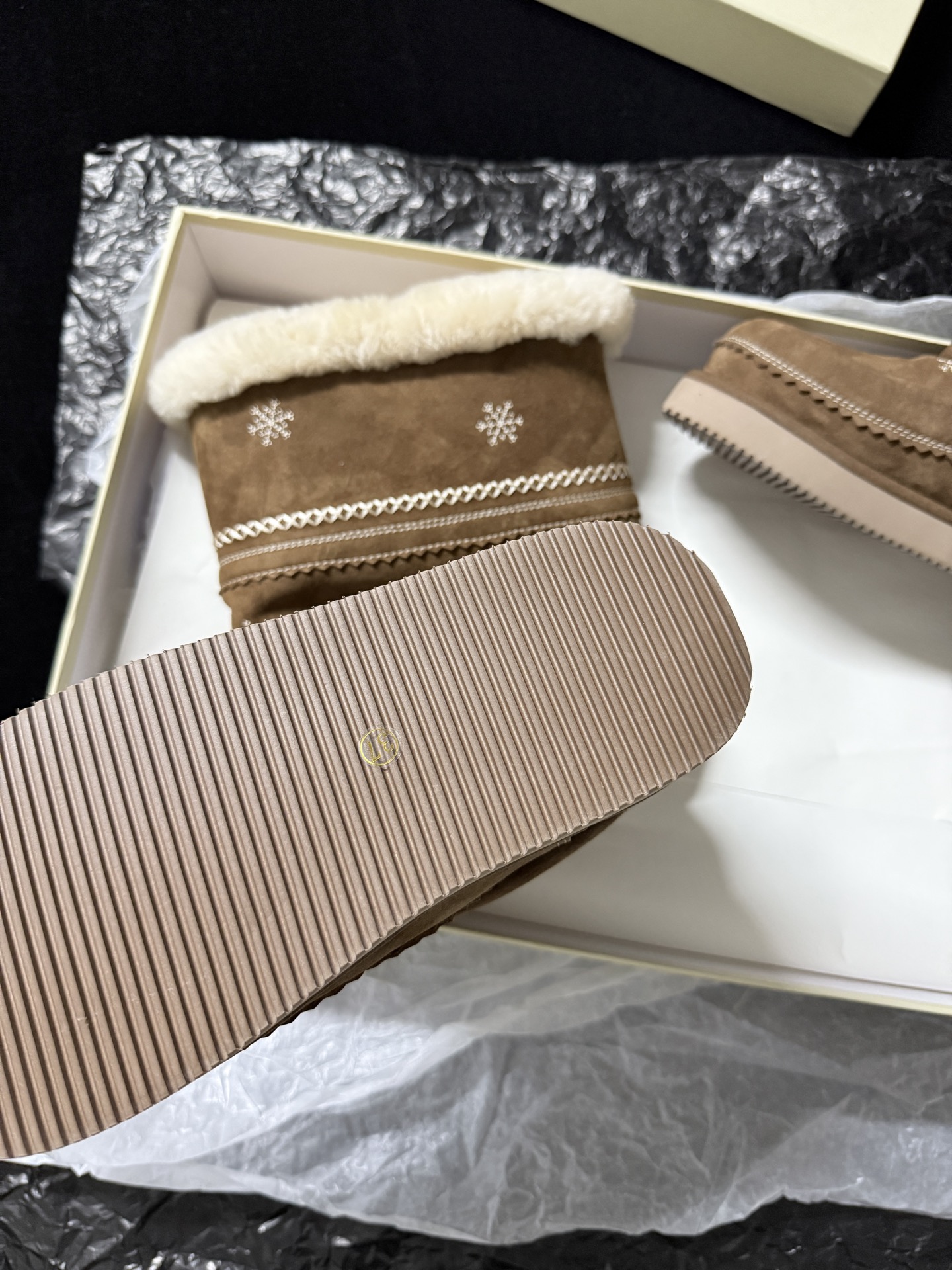 UNFOLIO Snowflake Embroidered Snow Boots