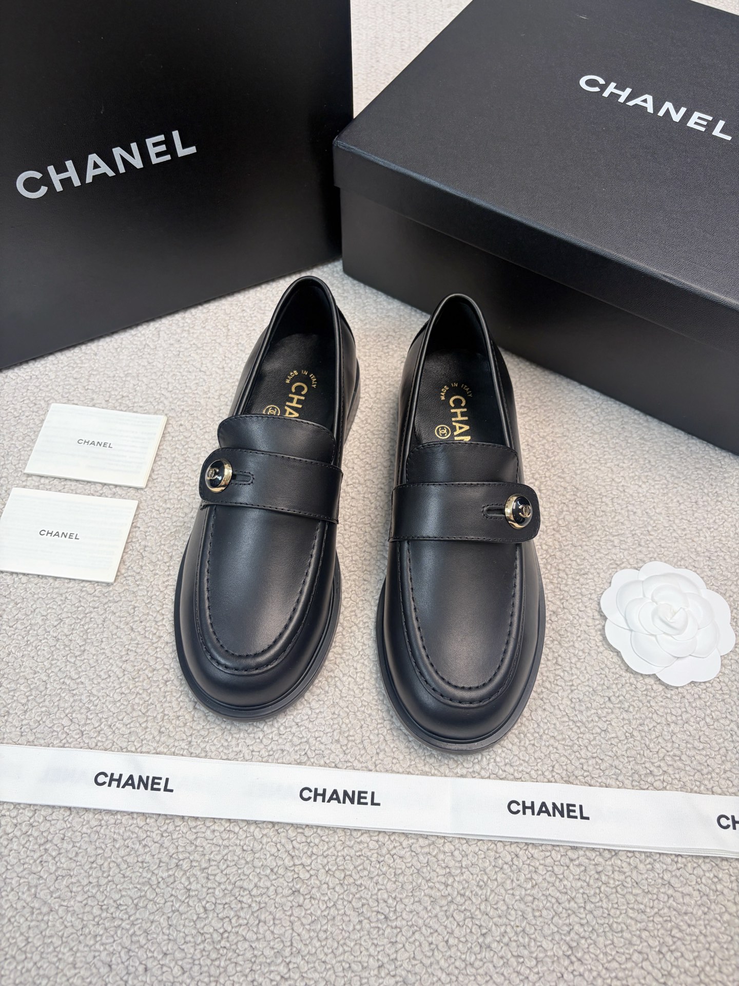 CHANEL 2025 Autumn/Winter New Style Double C Buckle Loafers