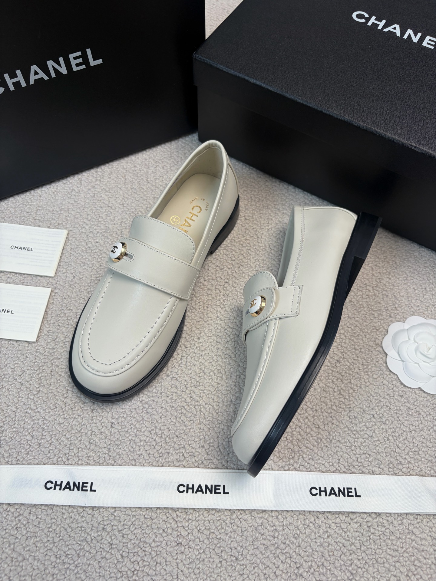 CHANEL 2025 Autumn/Winter New Style Double C Buckle Loafers
