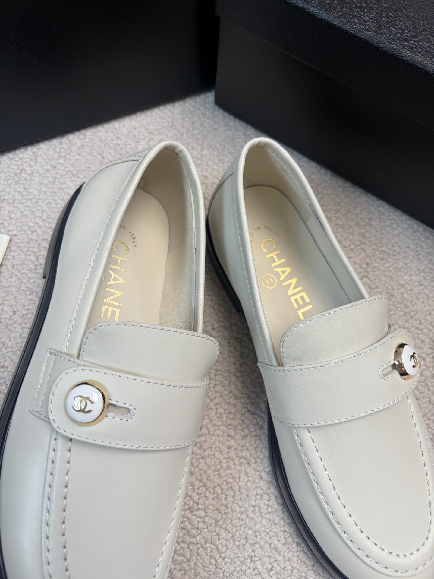 CHANEL 2025 Autumn/Winter New Style Double C Buckle Loafers