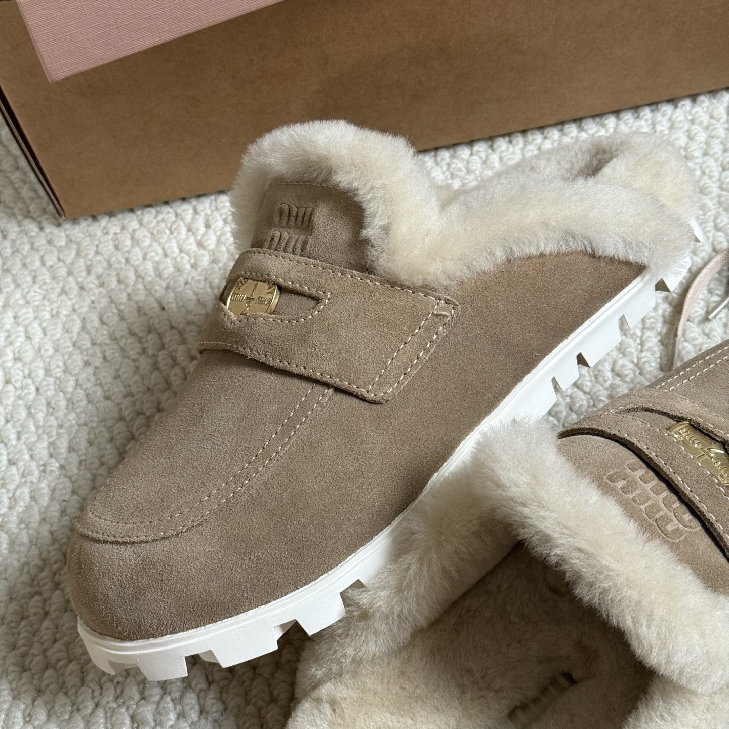 MiuMiu 2024 Spring/Summer Runway Style Coin Embellished Furry Slide Sandals