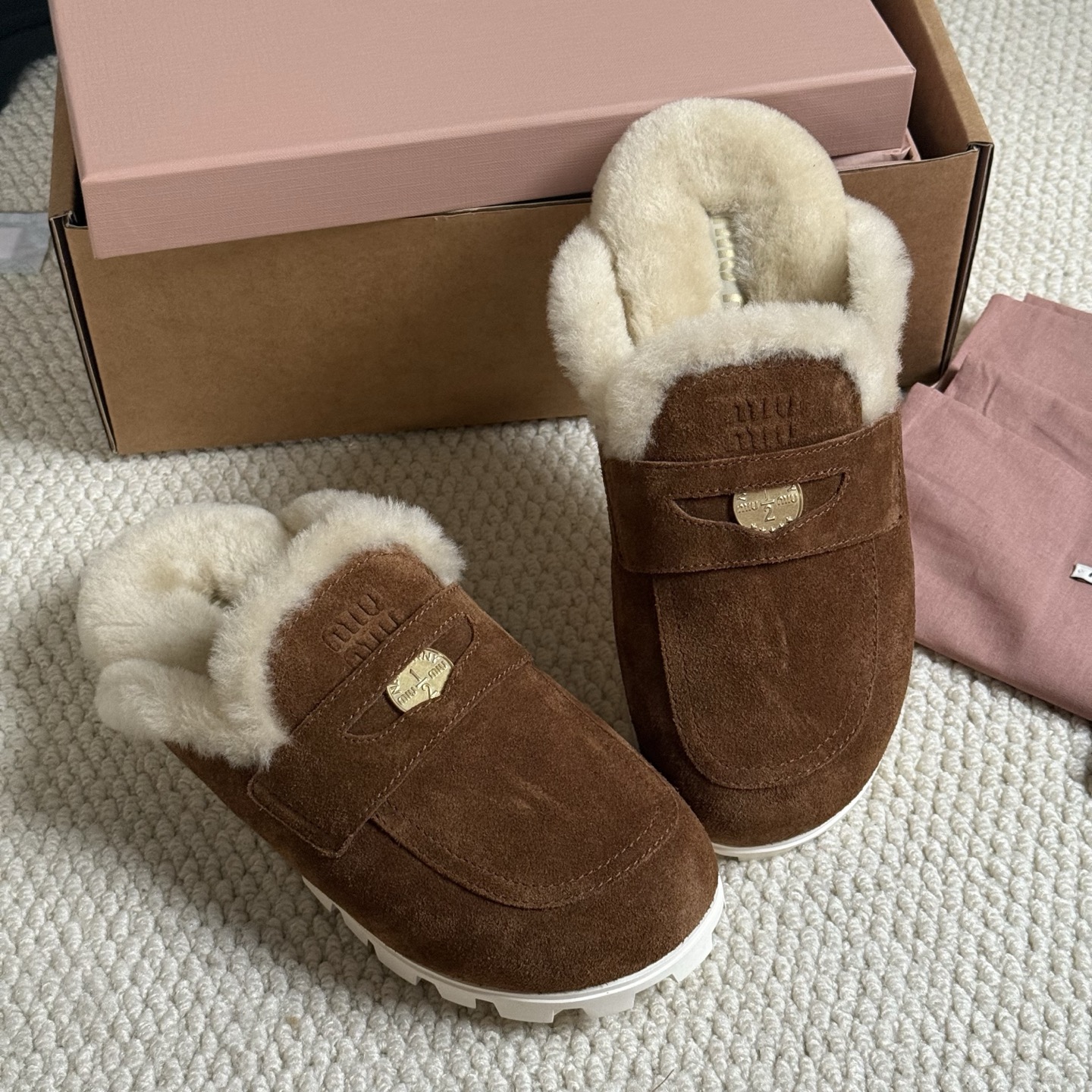 MiuMiu 2024 Spring/Summer Runway Style Coin Embellished Furry Slide Sandals