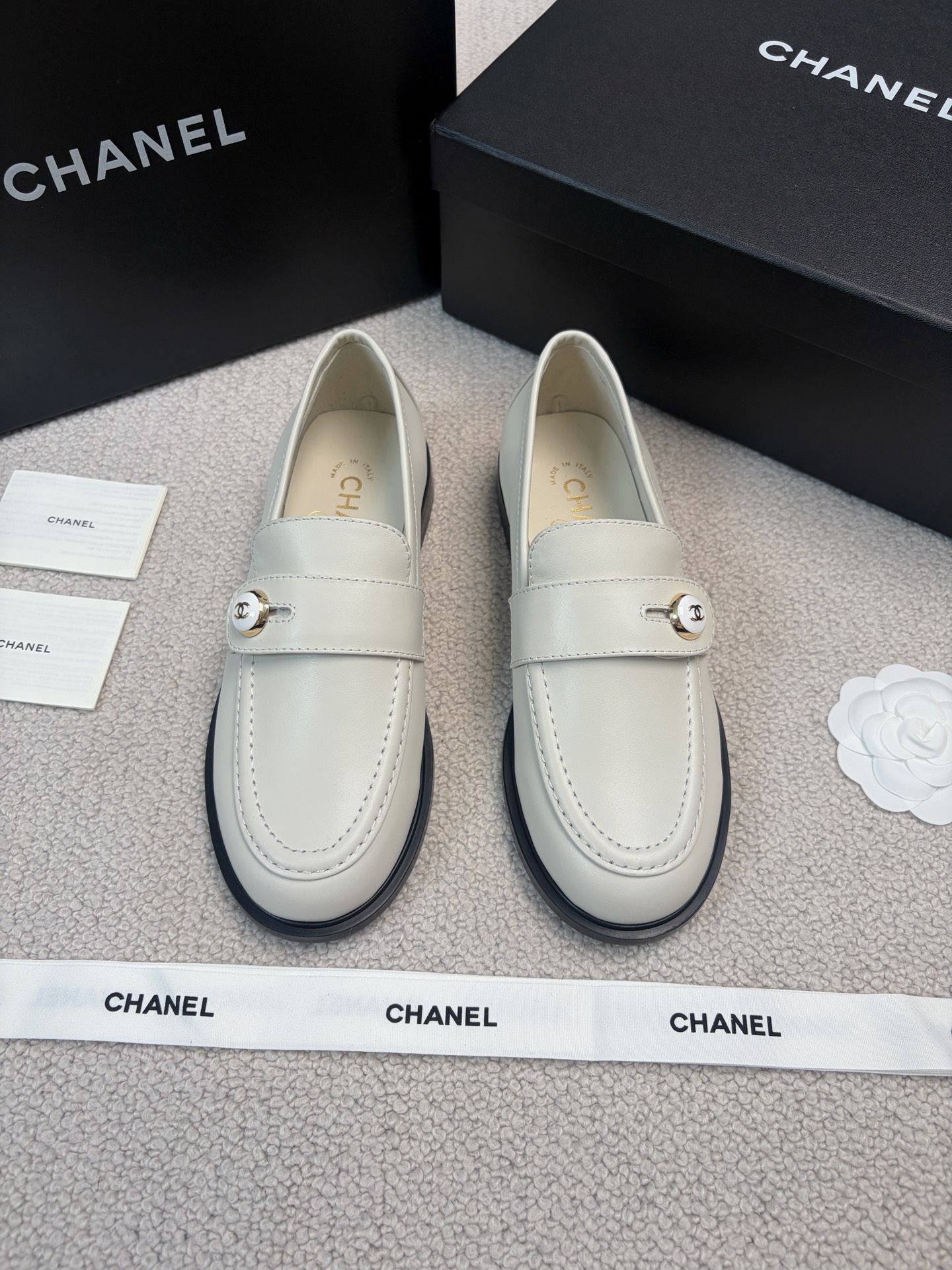 CHANEL 2025 Autumn/Winter New Style Double C Buckle Loafers