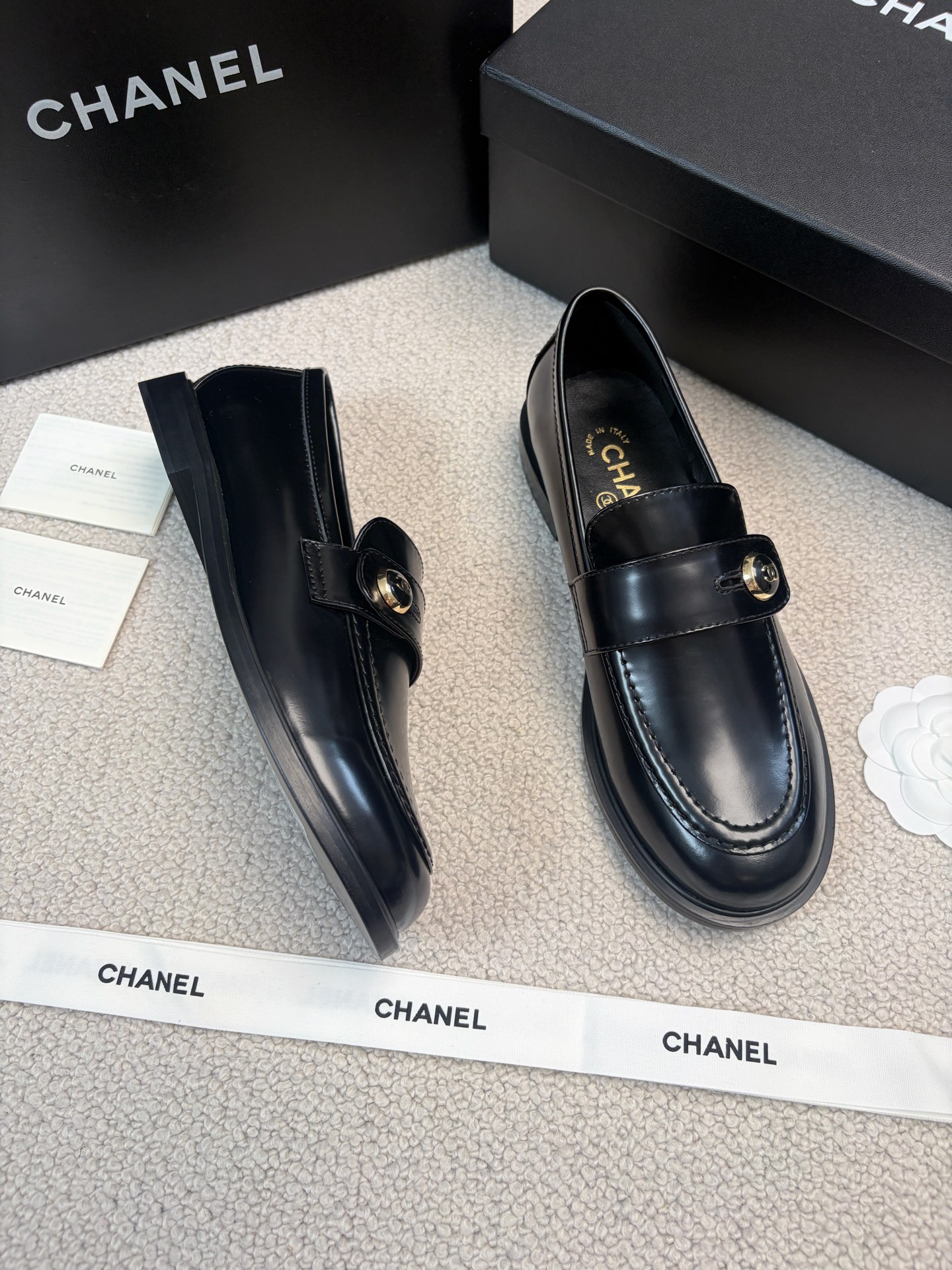 CHANEL 2025 Autumn/Winter New Style Double C Buckle Loafers