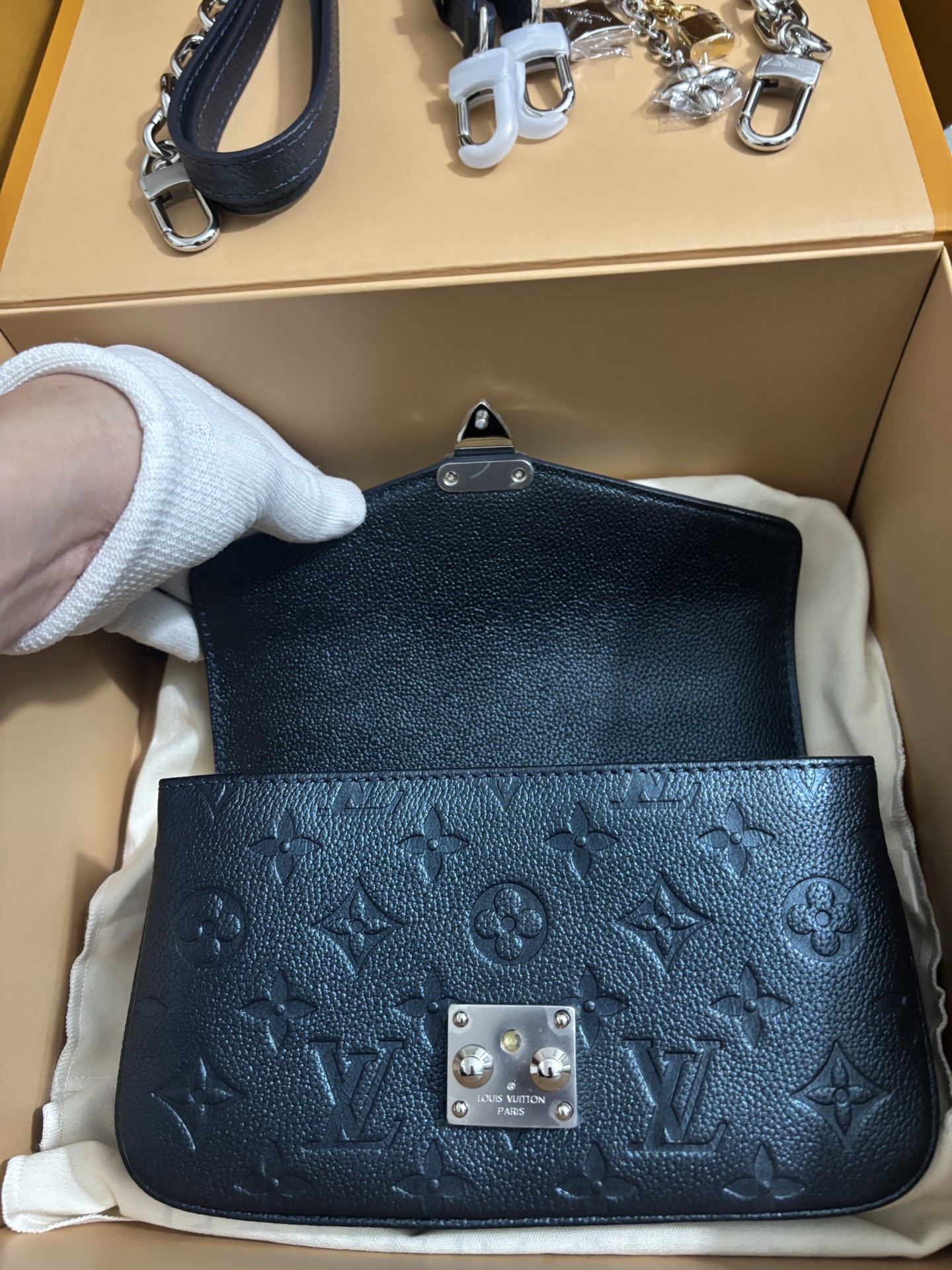 Louis Vuitton Pochette Métis East West
