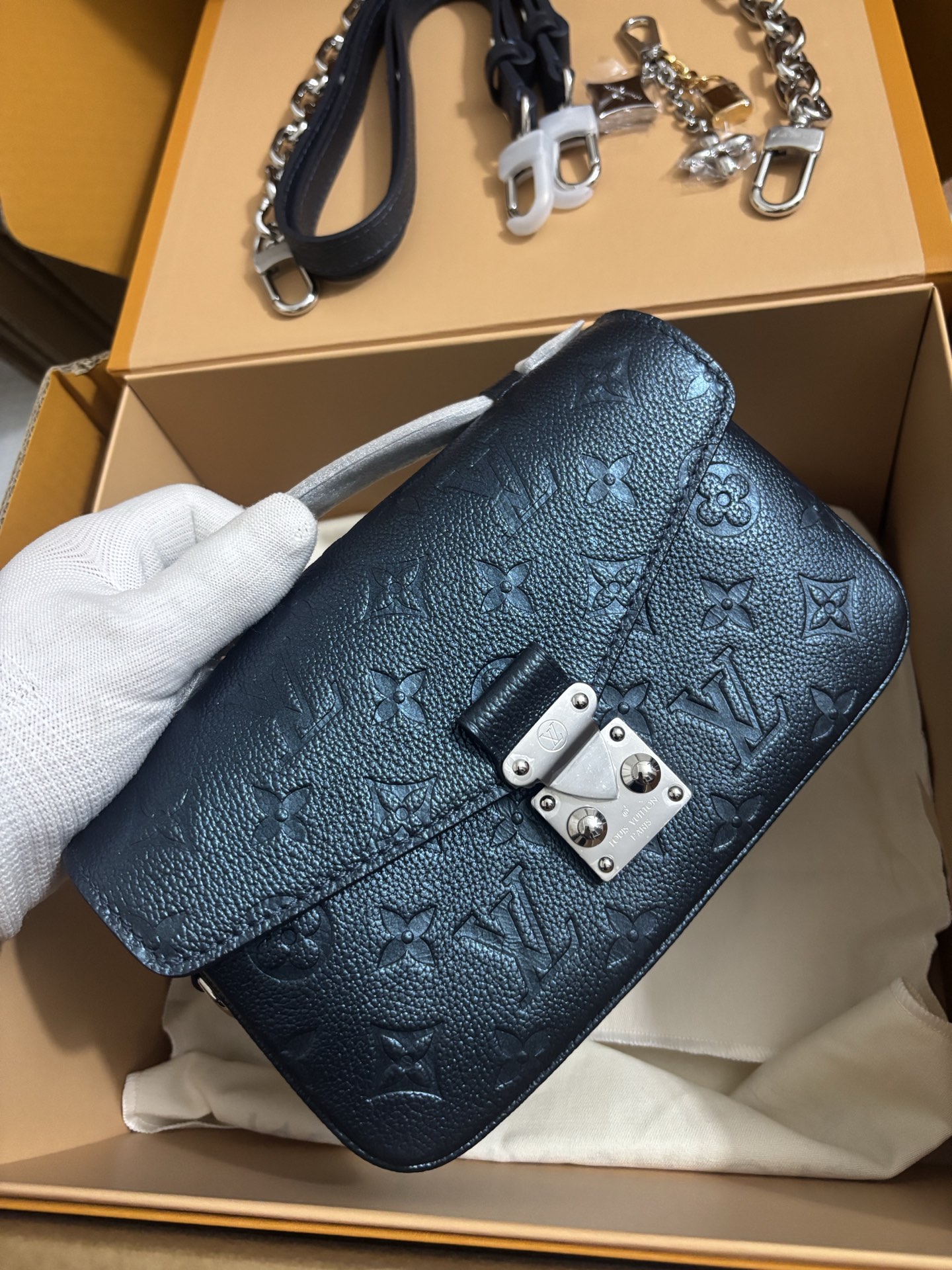 Louis Vuitton Pochette Métis East West