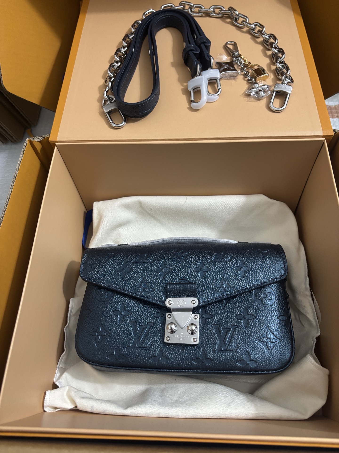 Louis Vuitton Pochette Métis East West