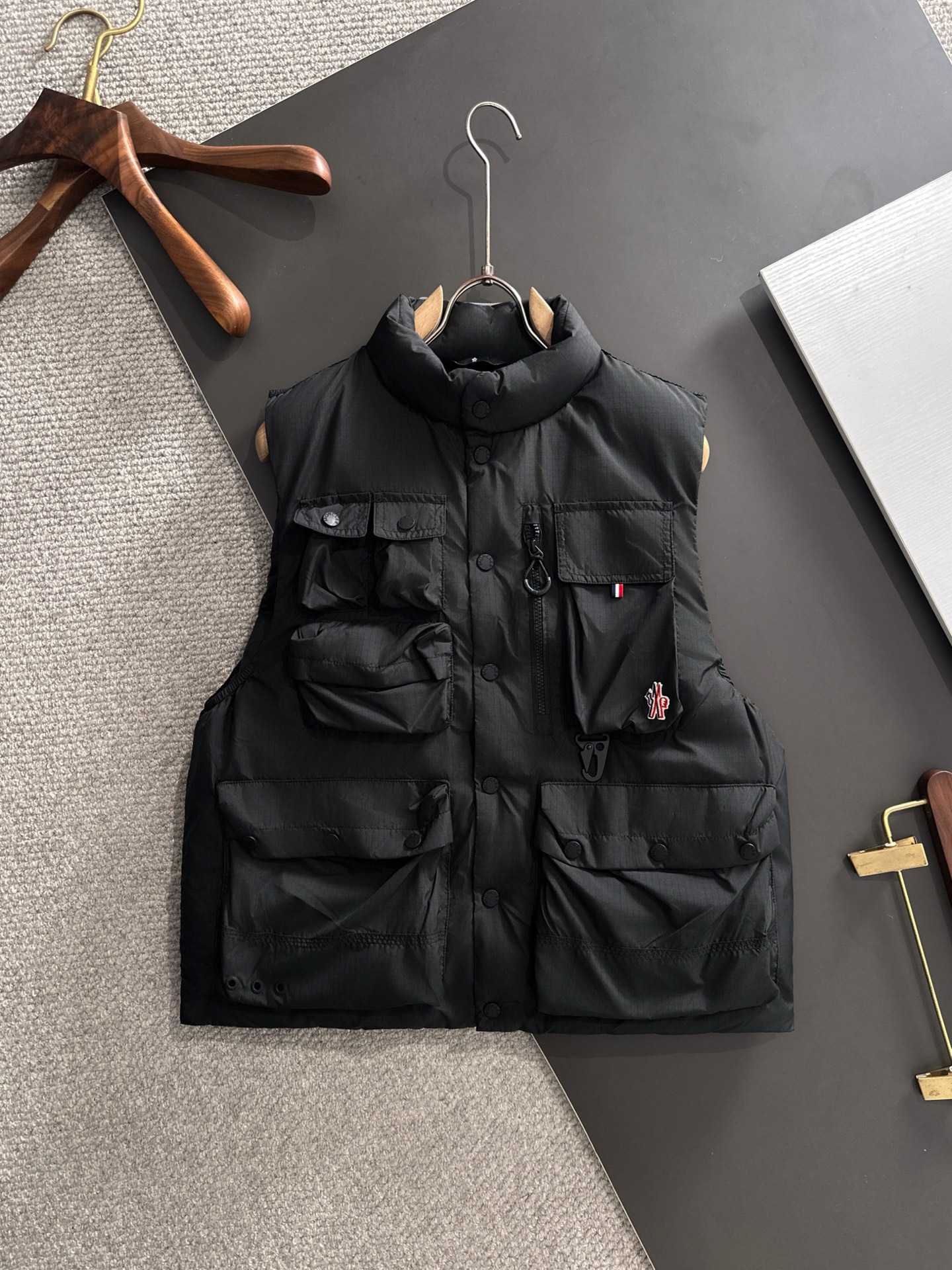 𝗠𝗼𝗻𝗰𝗲𝗿 Multi-Pocket Down Vest