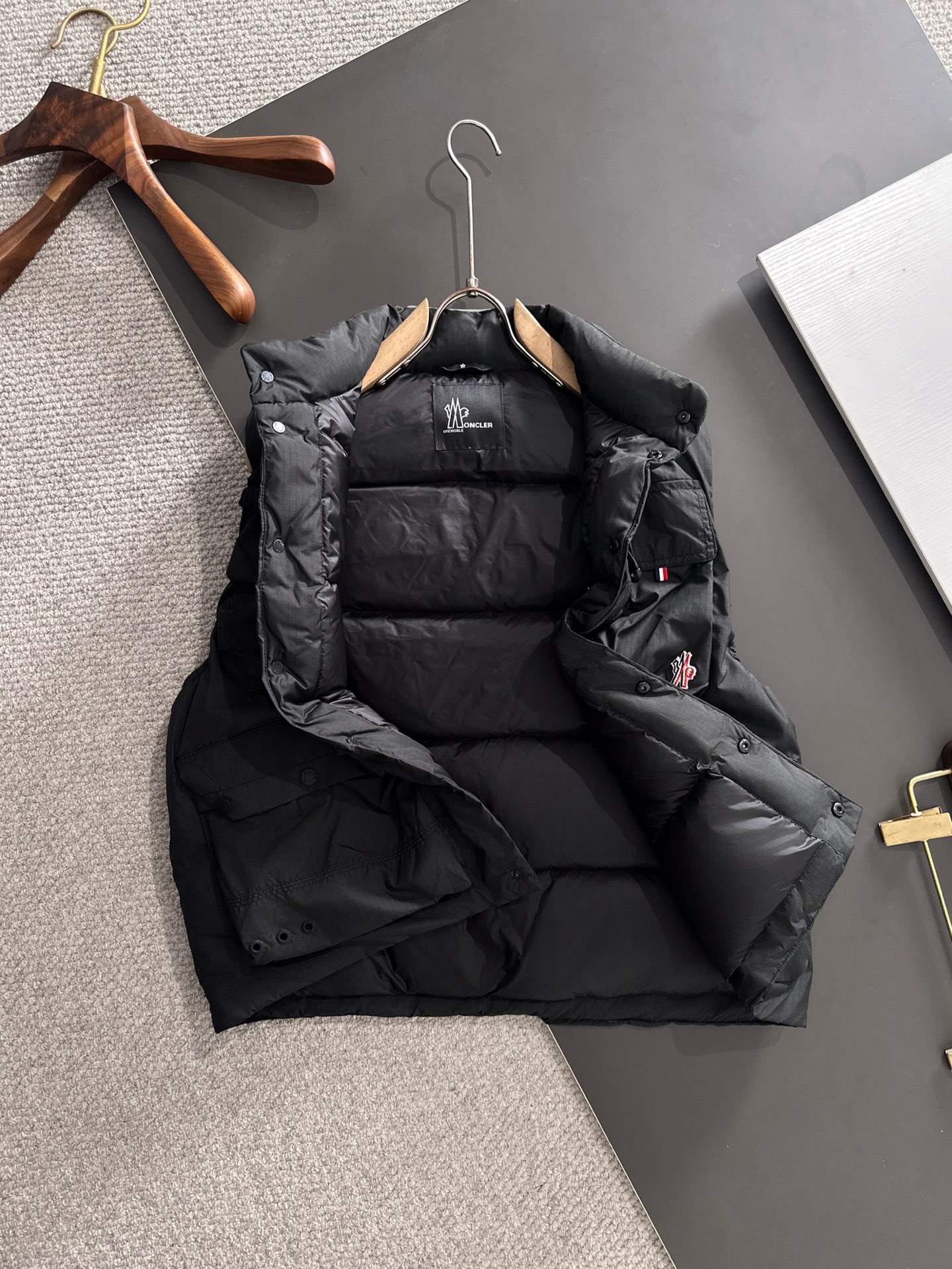 𝗠𝗼𝗻𝗰𝗲𝗿 Multi-Pocket Down Vest