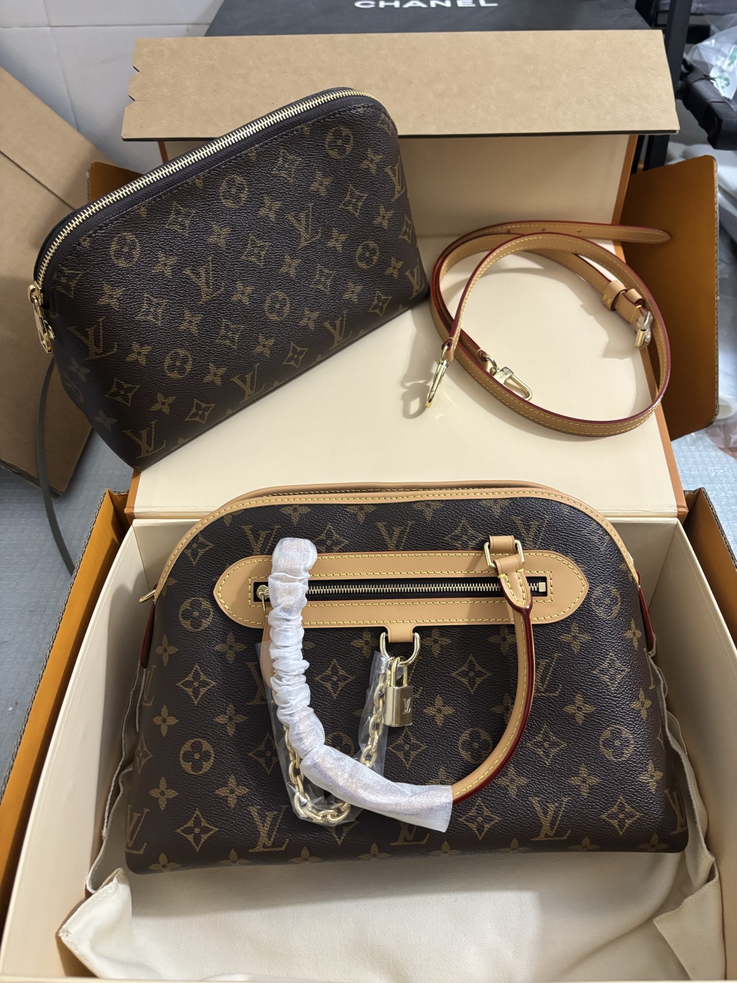 Louis Vuitton New Large Shell Ever More