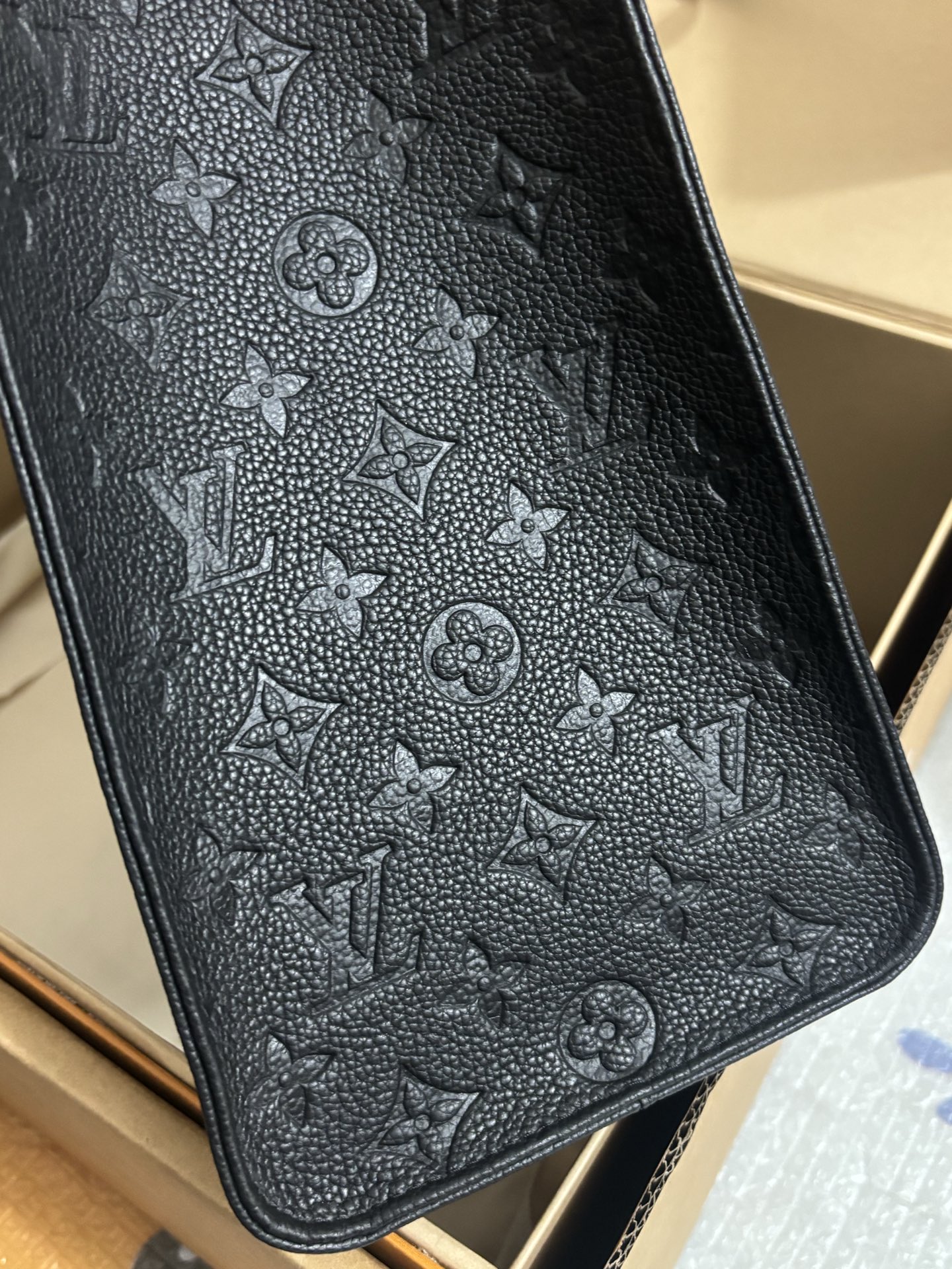 Louis Vuitton Full leather OnTheGo Medium tote bag