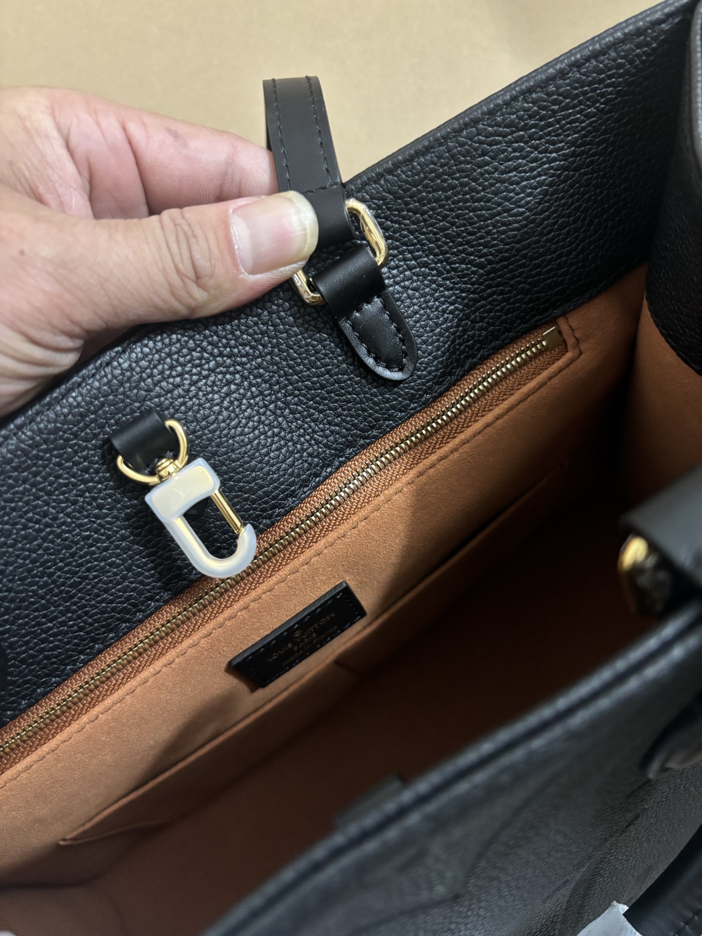 Louis Vuitton Full leather OnTheGo Medium tote bag