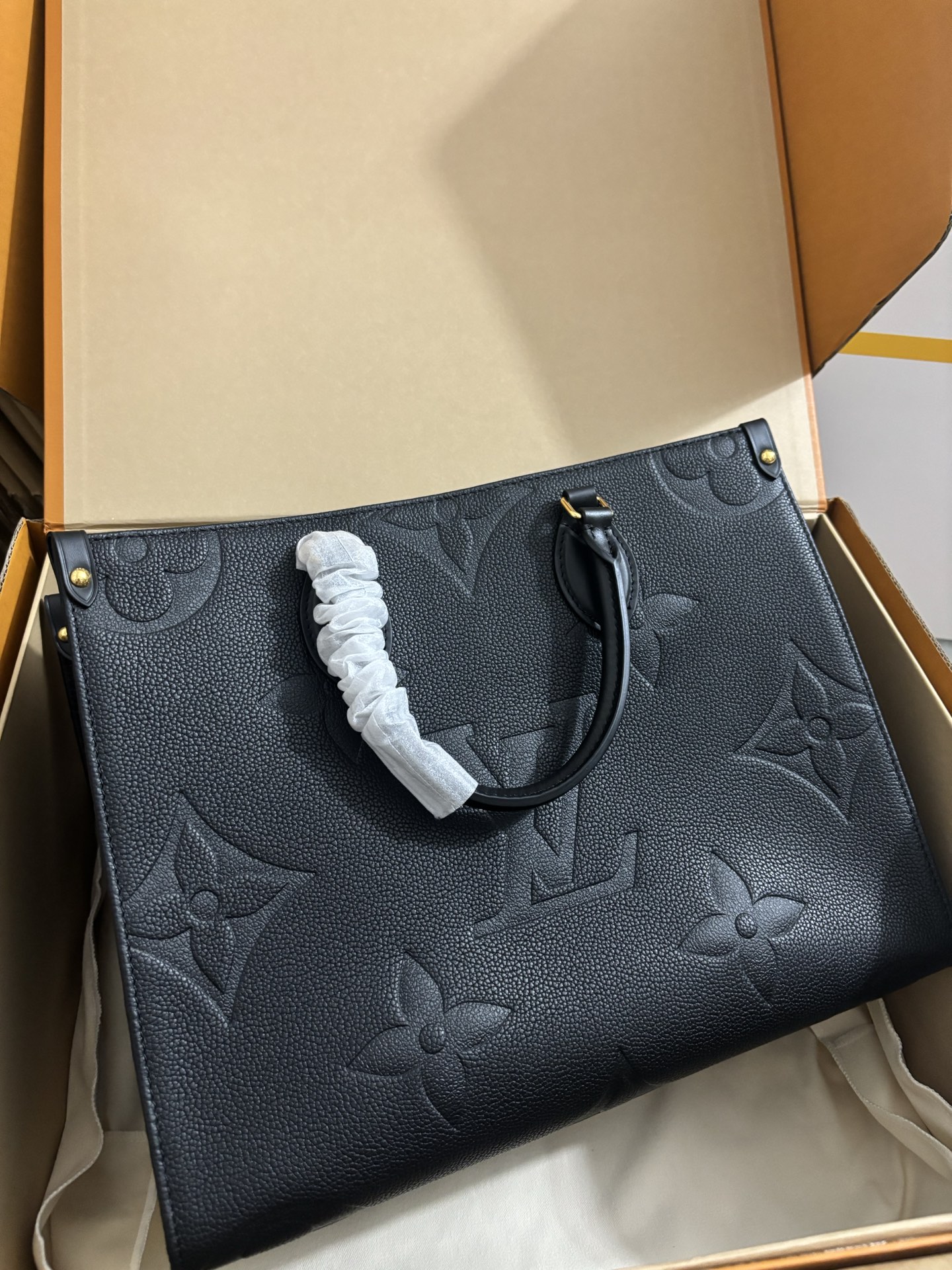 Louis Vuitton Full leather OnTheGo Medium tote bag