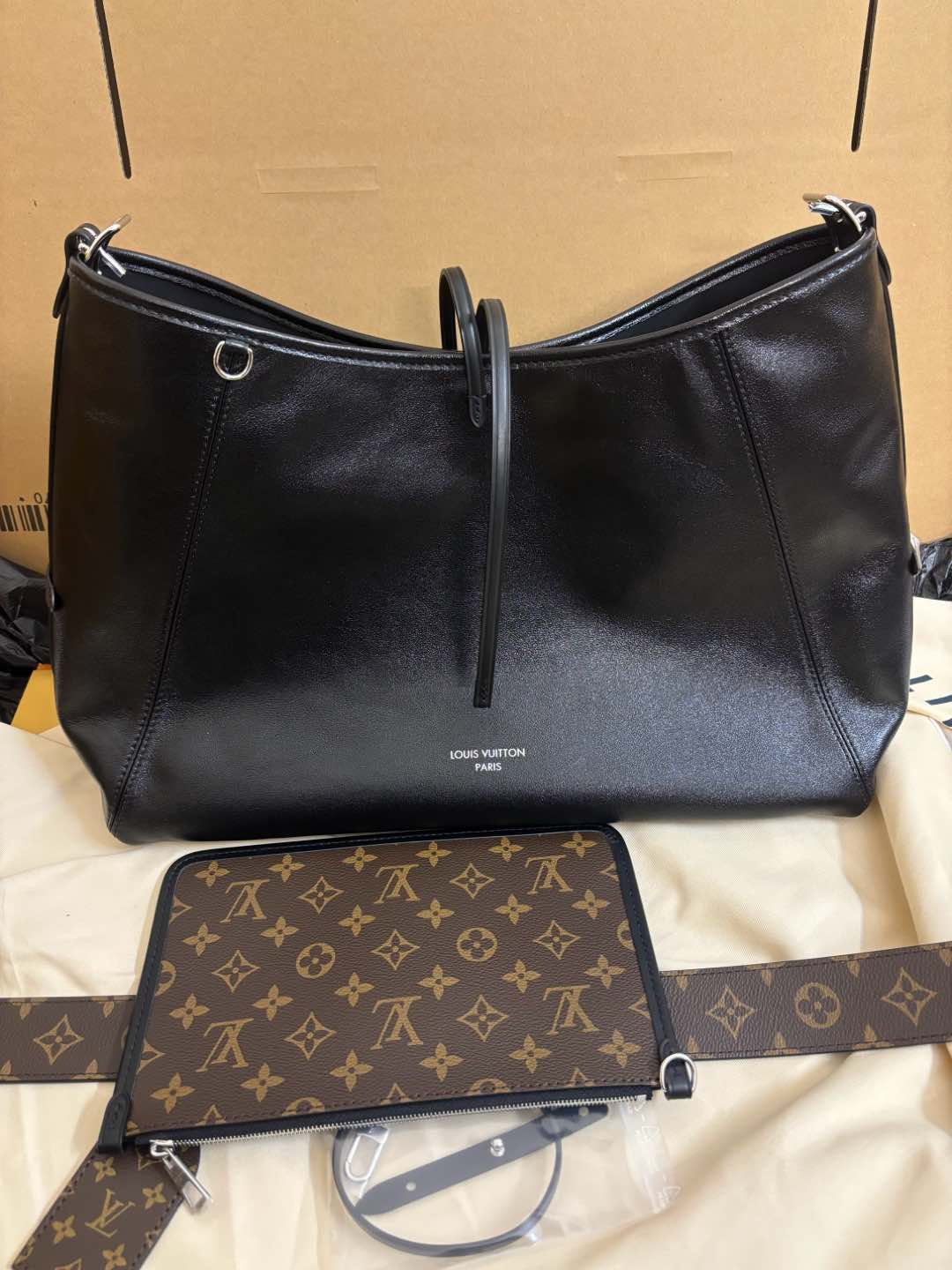 Louis Vuitton Carryall Dark Medium-sized lambskin tote bag
