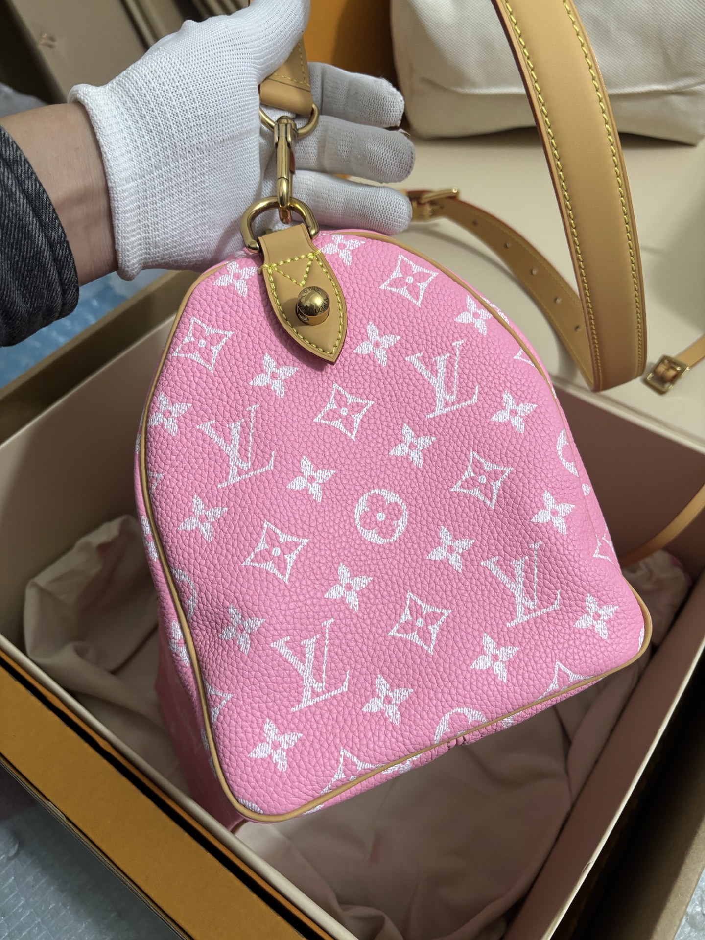 Louis Vuitton Bandoulière 30 Sakura Pink Travel Bag