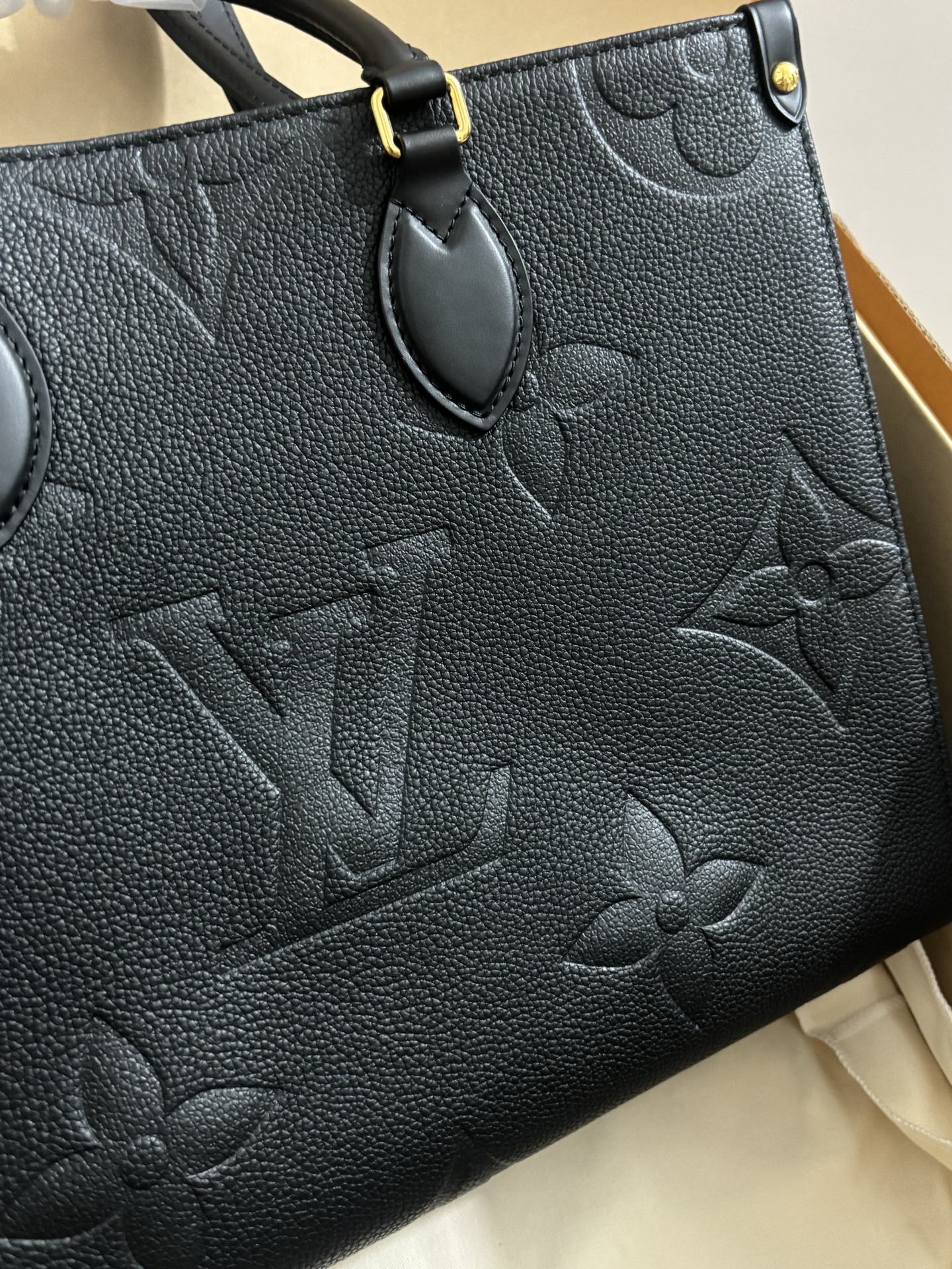 Louis Vuitton Full leather OnTheGo Medium tote bag