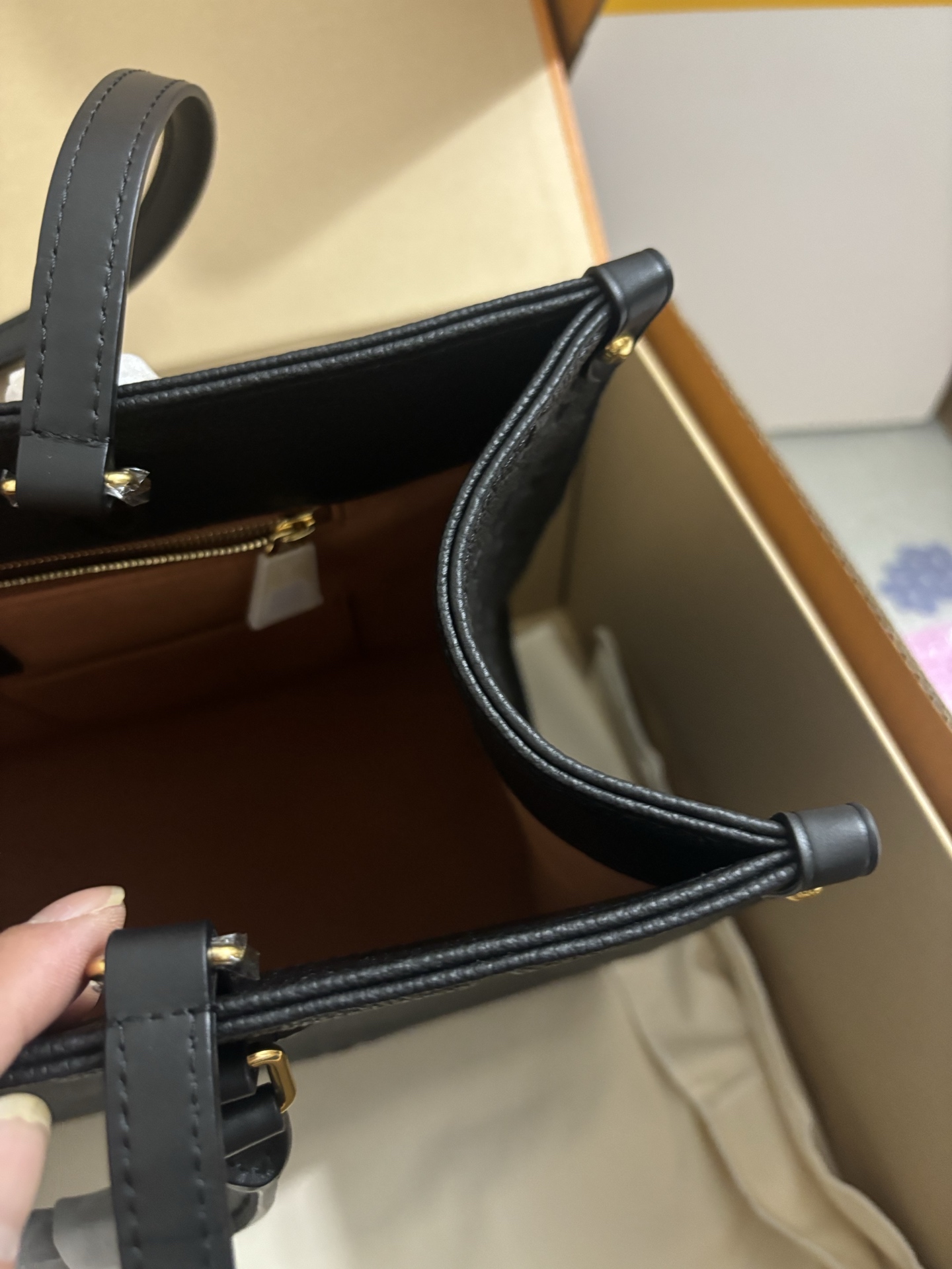 Louis Vuitton Full leather OnTheGo Medium tote bag