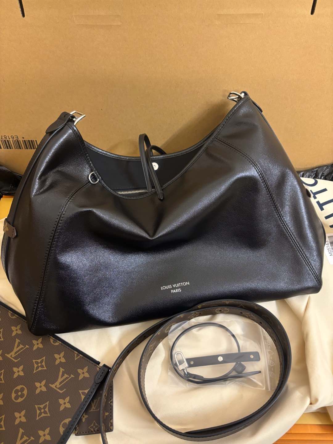 Louis Vuitton Carryall Dark Medium-sized lambskin tote bag