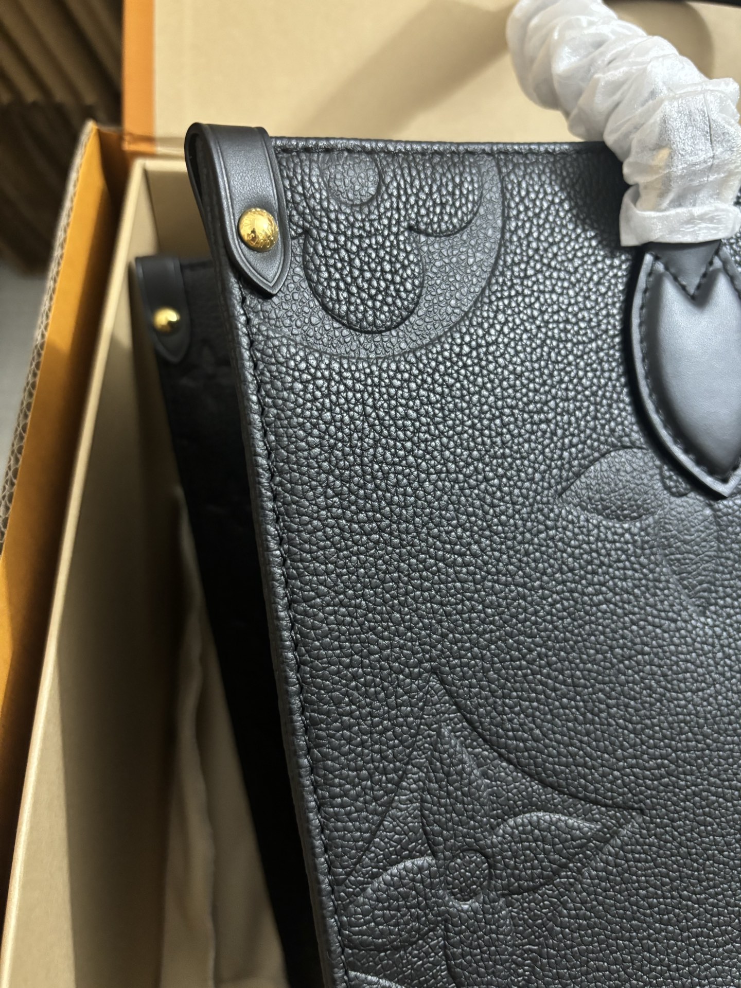 Louis Vuitton Full leather OnTheGo Medium tote bag