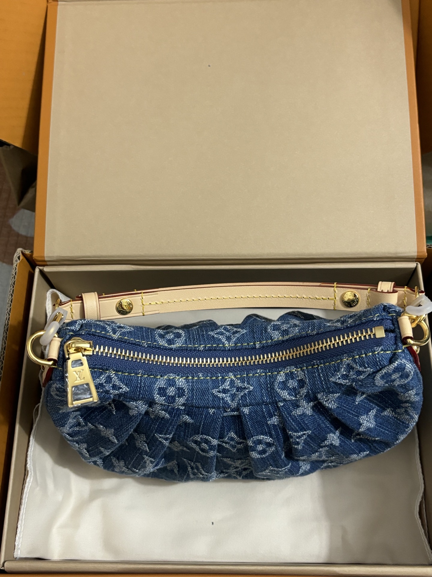Louis Vuitton Pochette Valley Handbag