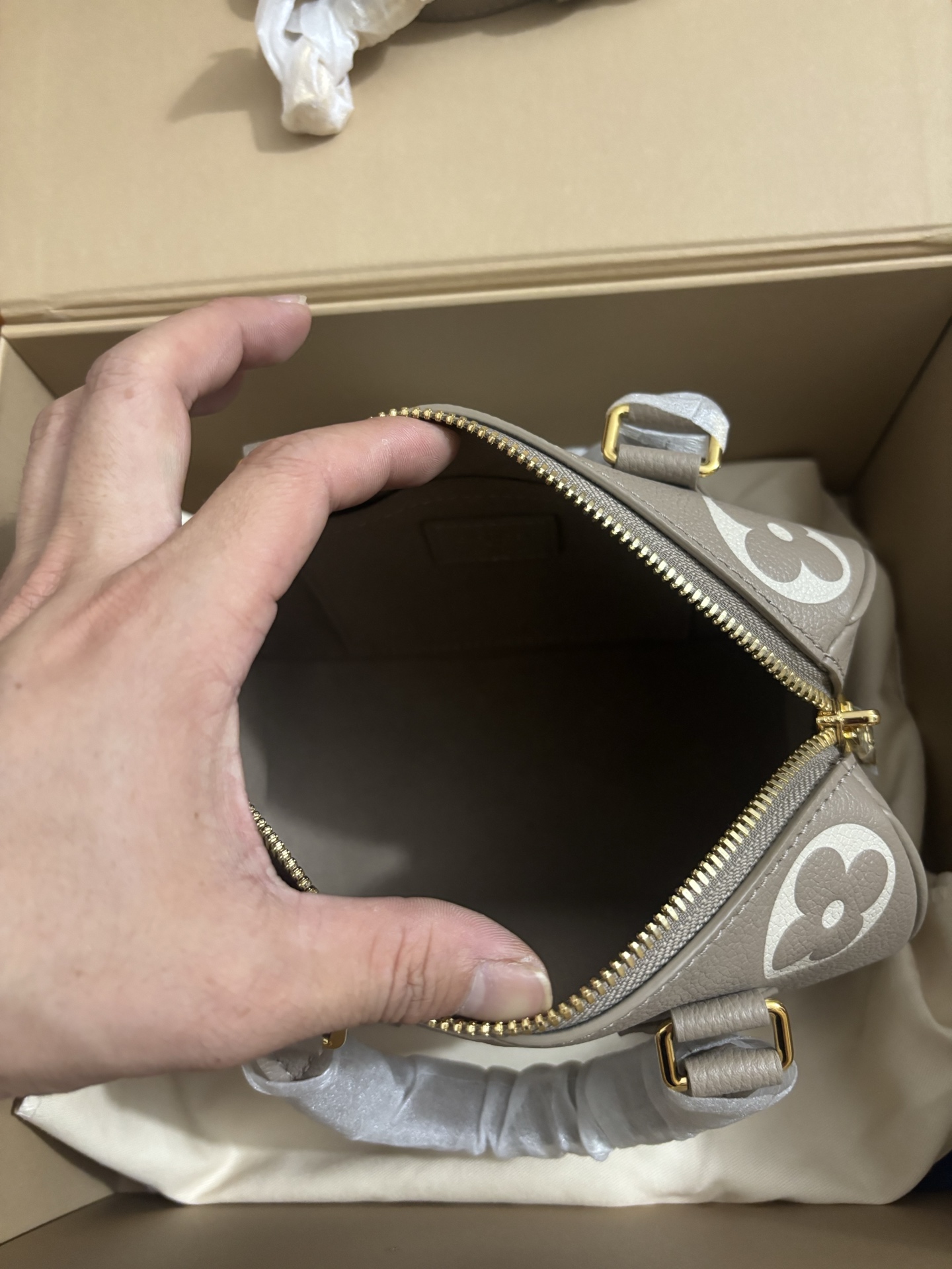 Louis Vuitton Bandoulière 20 Handbag
