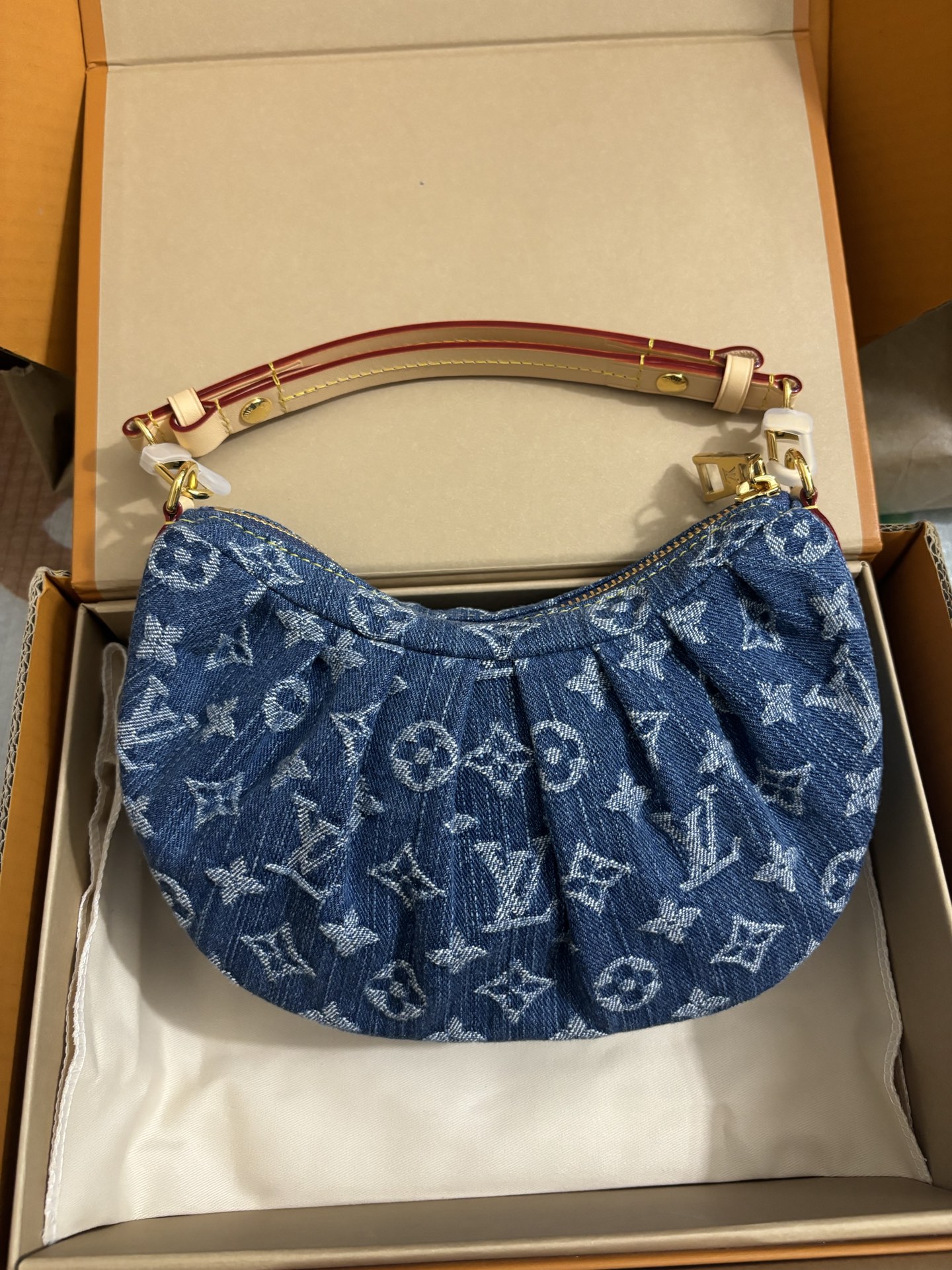 Louis Vuitton Pochette Valley Handbag