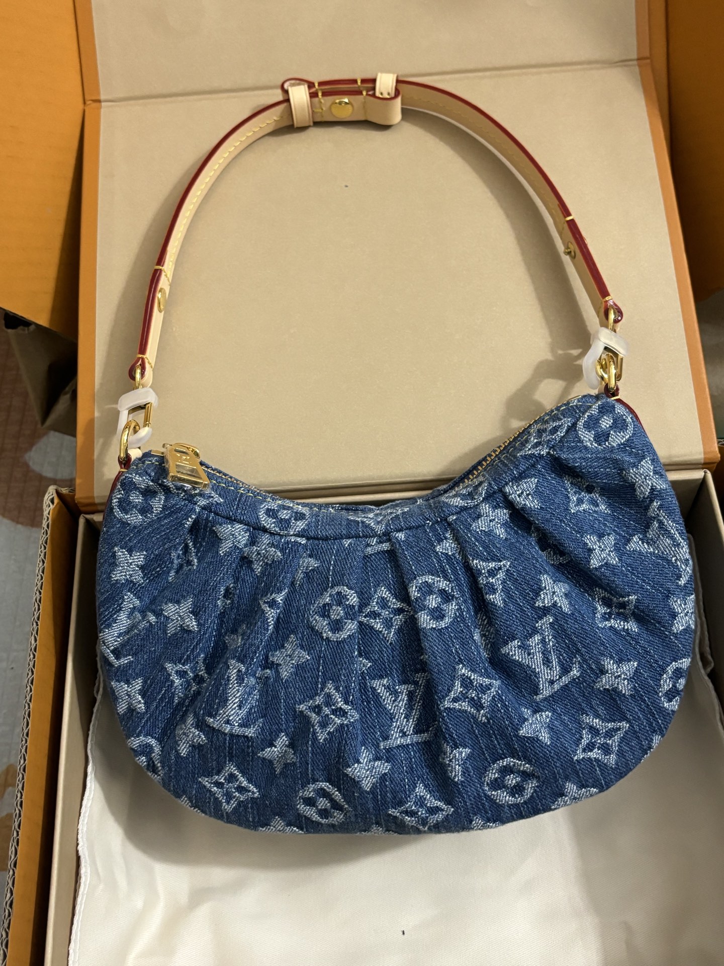 Louis Vuitton Pochette Valley Handbag